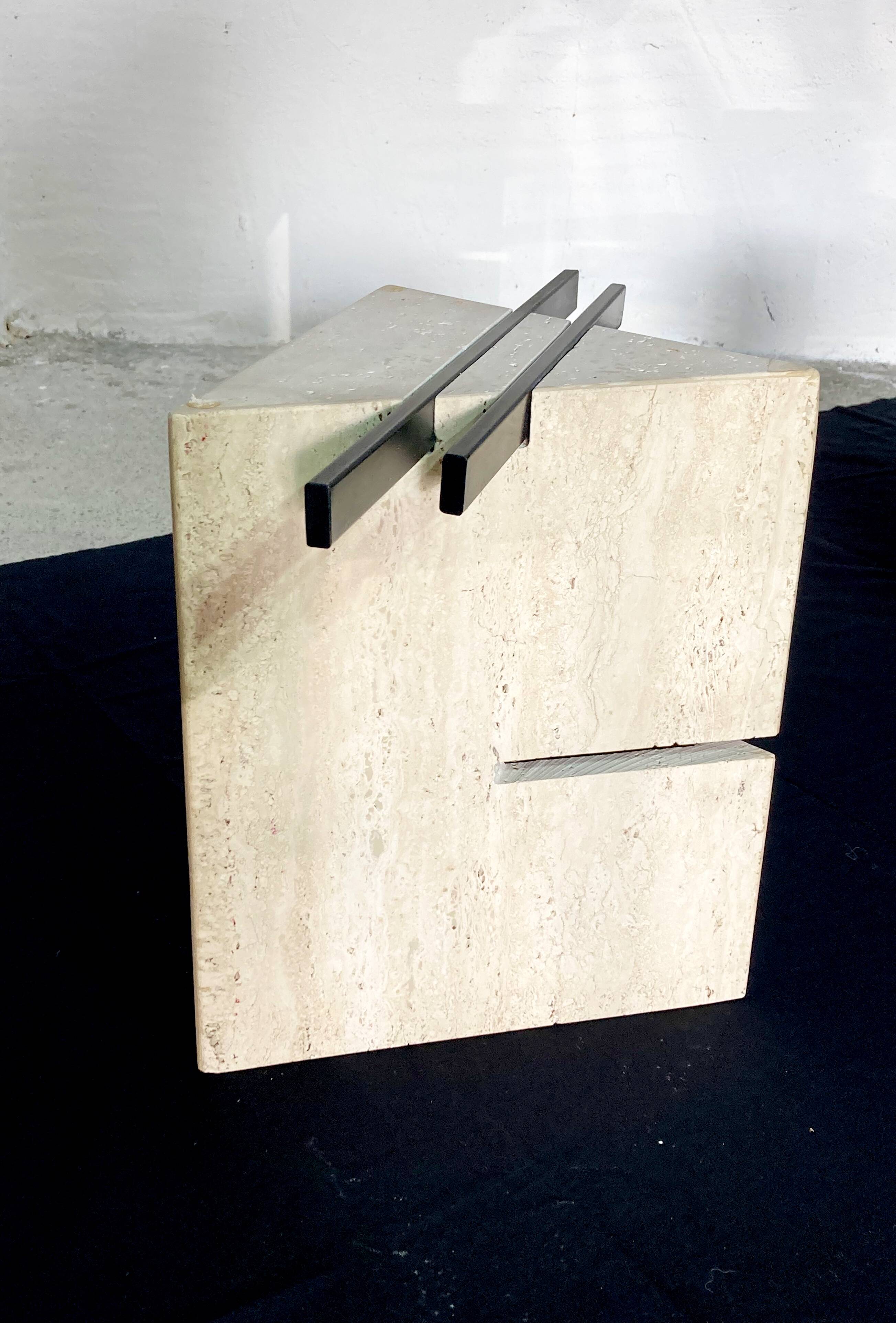 Coffee table in the Artedi style.