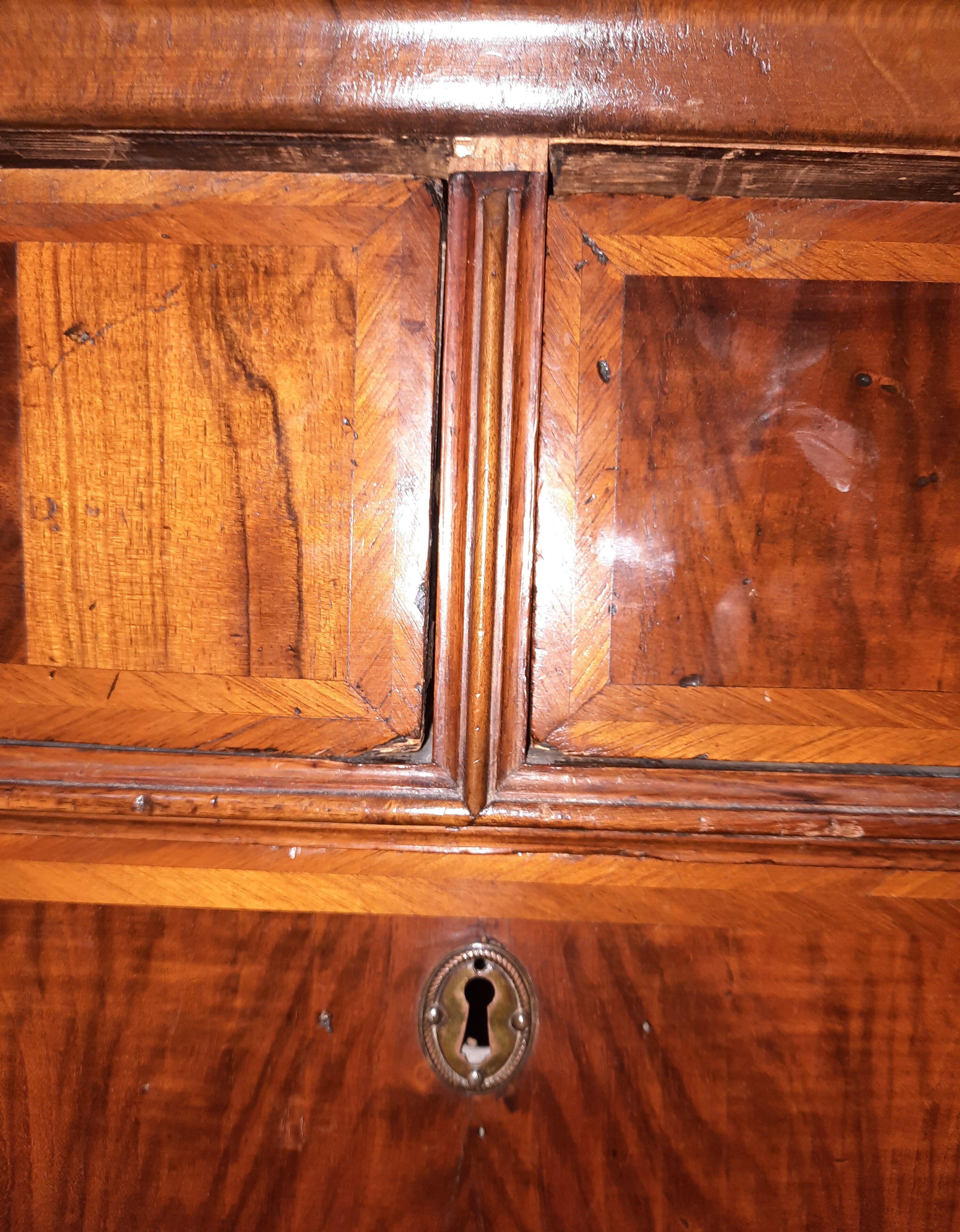 Nineteenth century English tirroir cabinet