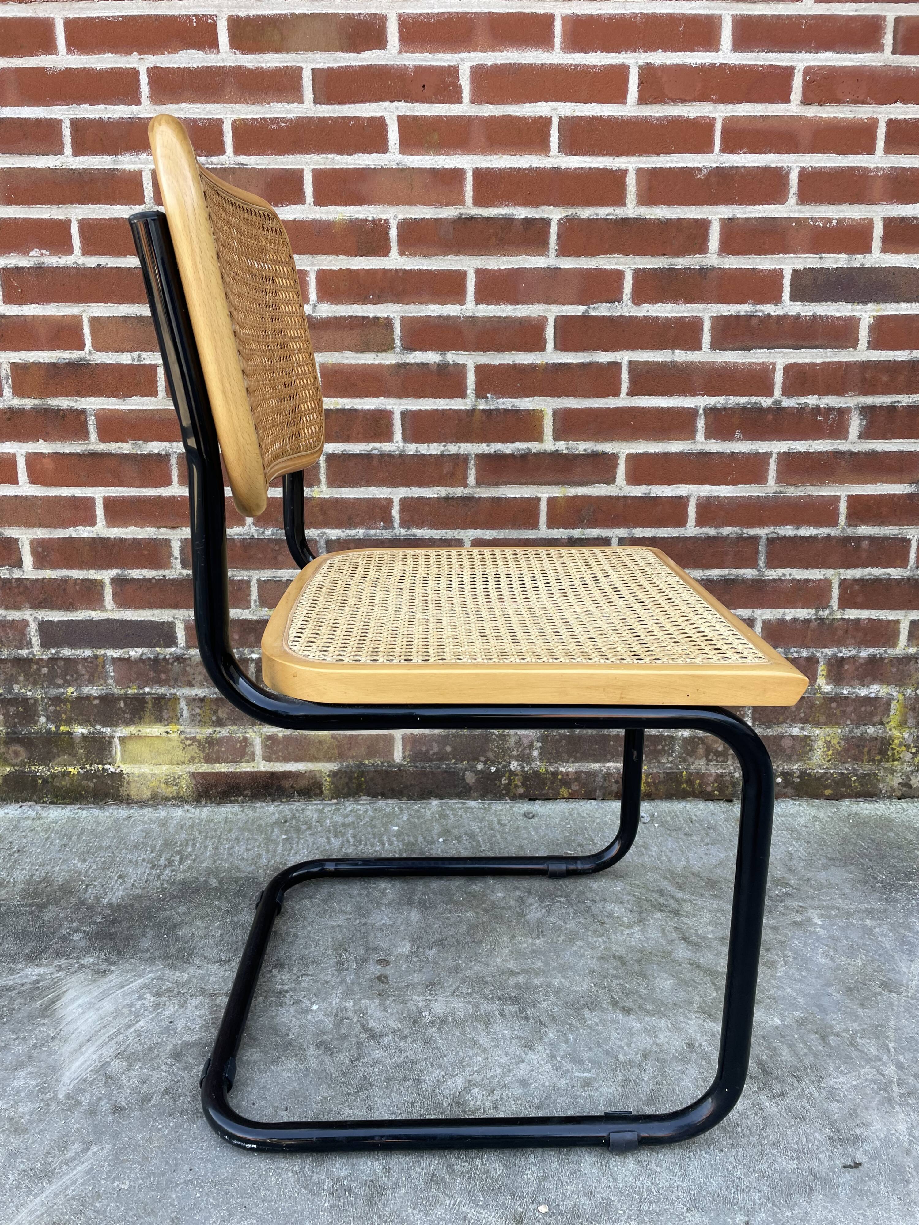 Chaise design Cesca modèle b32 en noir