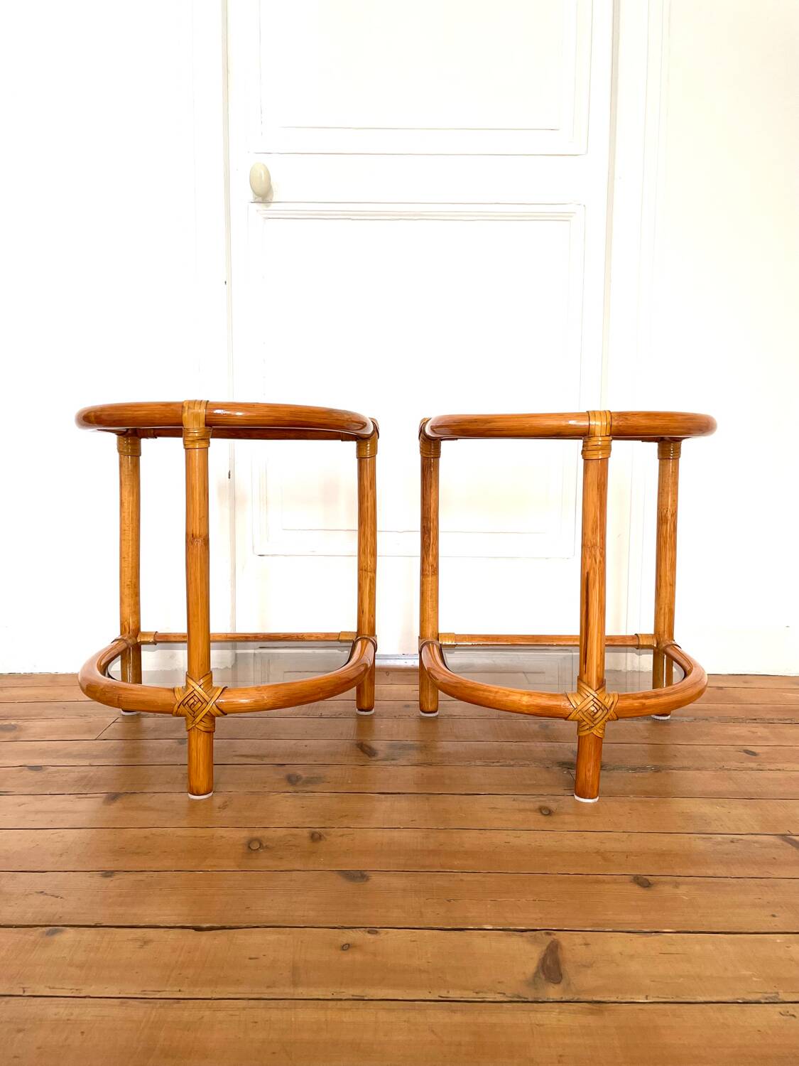 Paire de tables de chevet vintage en rotin et verre fumé