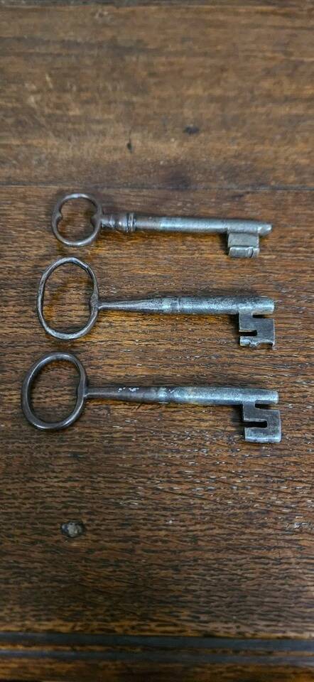 Old oak buffet – Regional style / Louis XV - XVII period