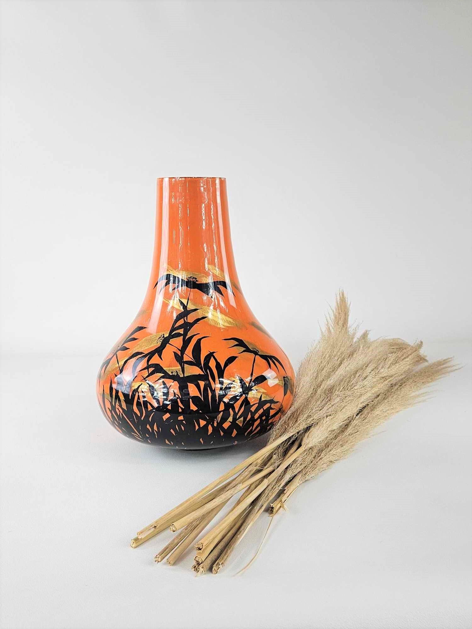 Lacquered vase with Japanese floral motifs, circa 1970