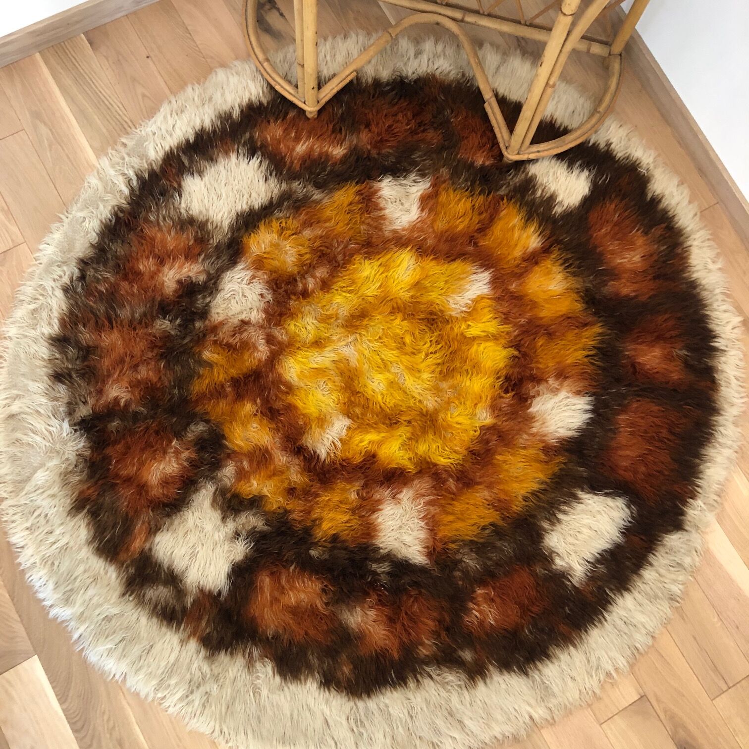Vintage round carpet with long piles 70s