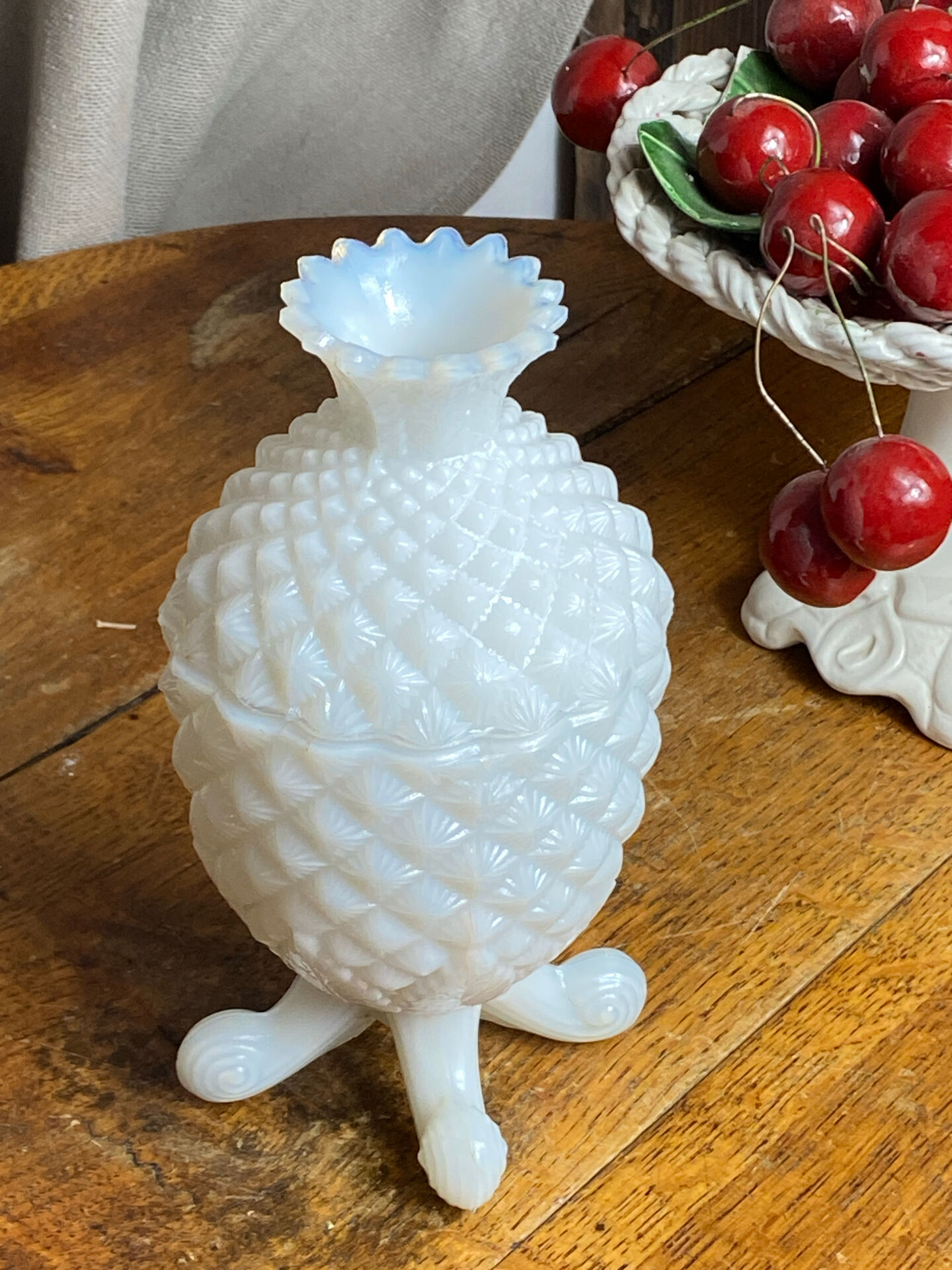 Pineapple bonbonnière in white opaline