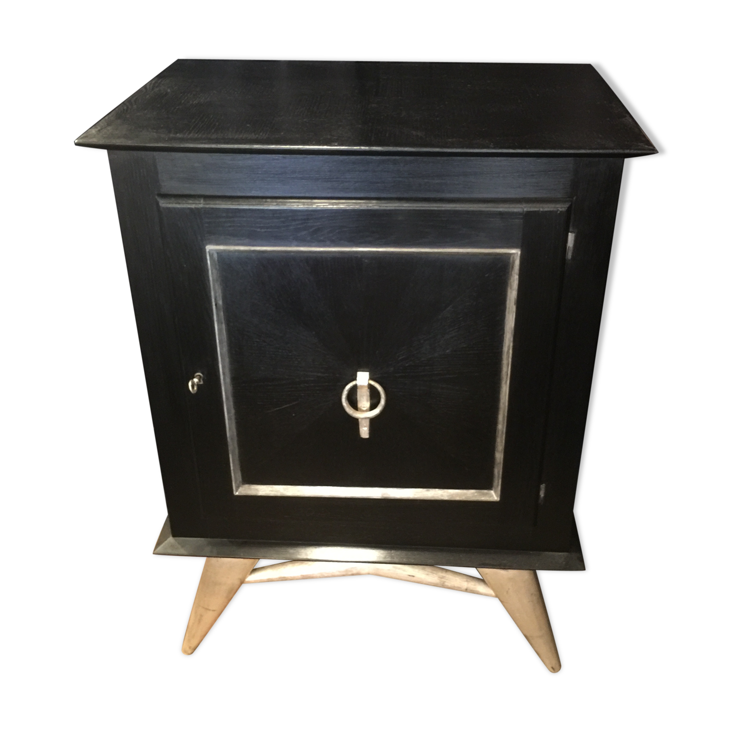 Furniture at the height of support of the 1940s