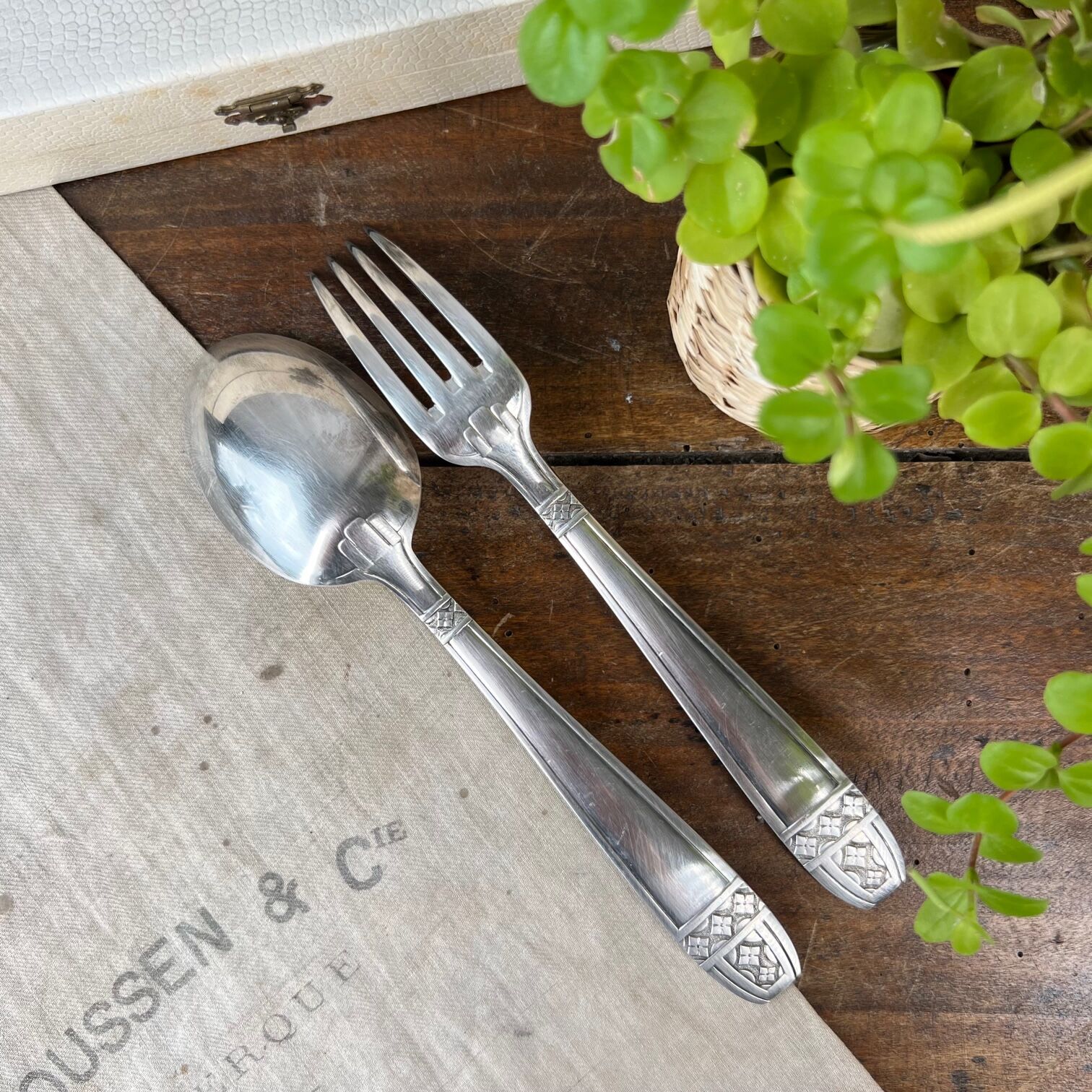 Antique silvered metal cutlery 84 g