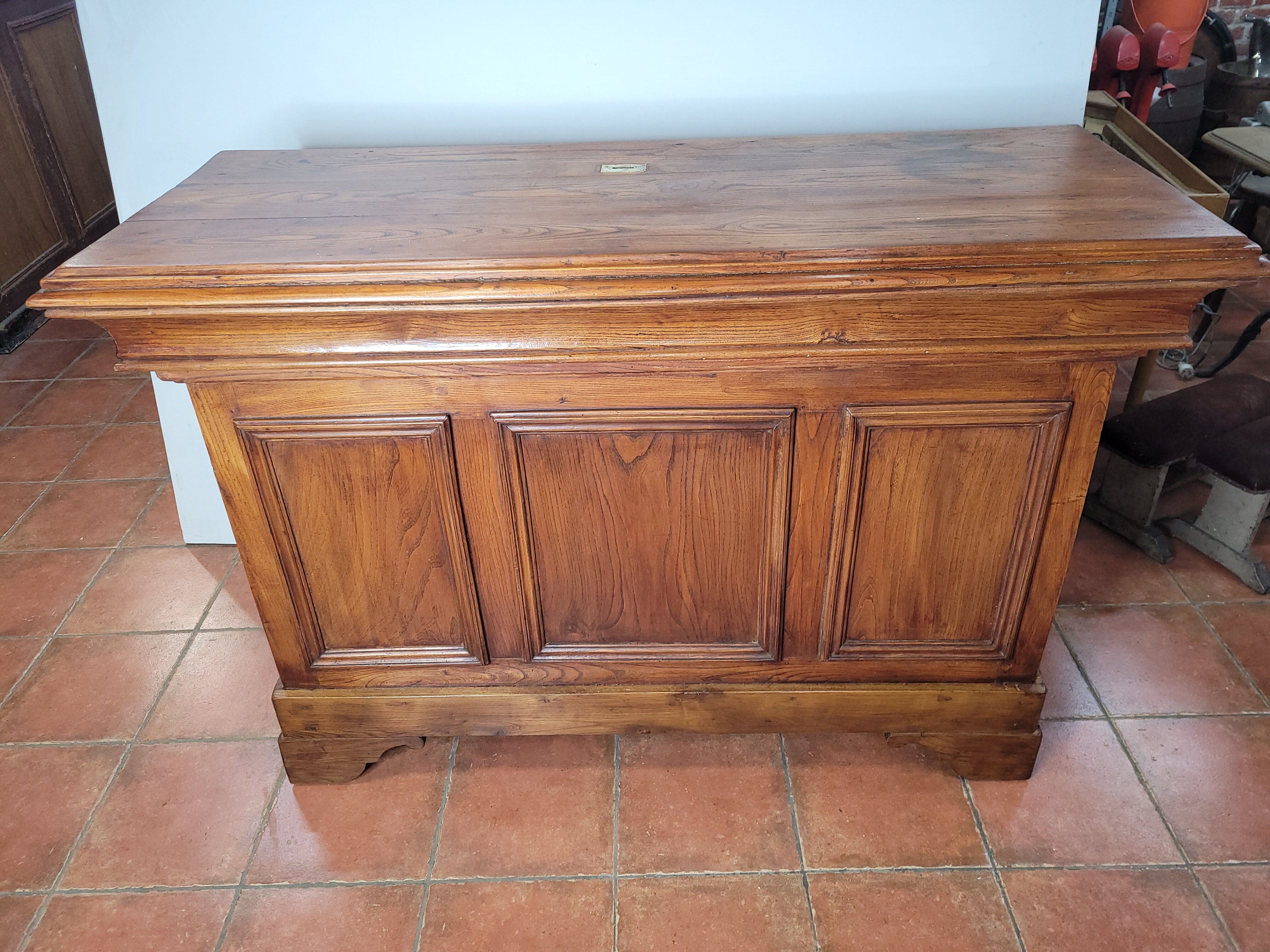 Elm bistro counter