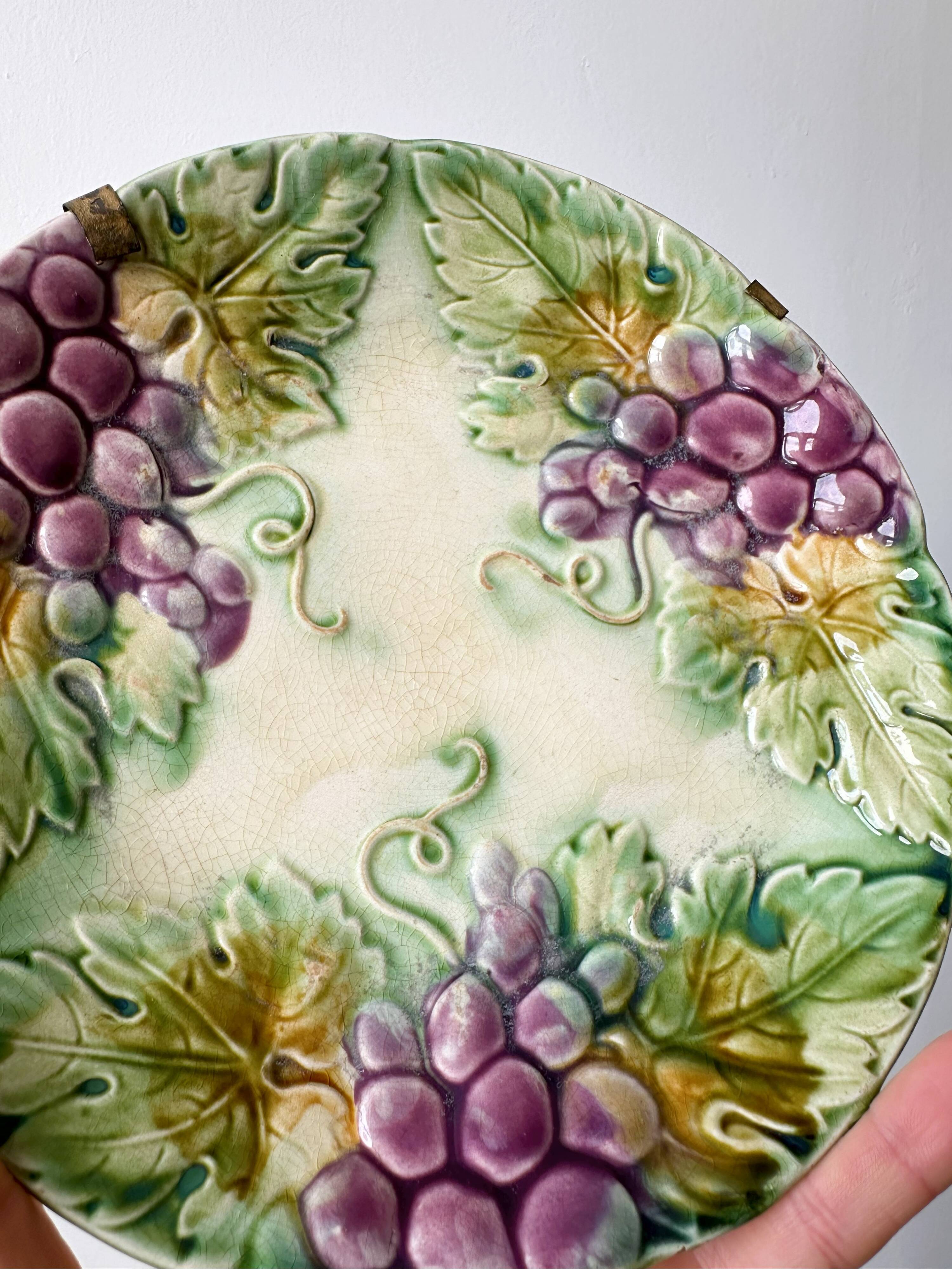 Assiette raisins en barbotine