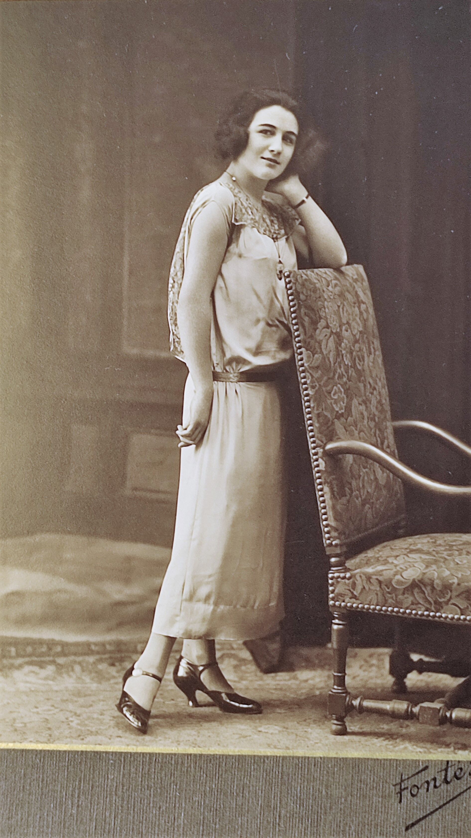Photo "elegant leaning on the armchair" of fontes paris
