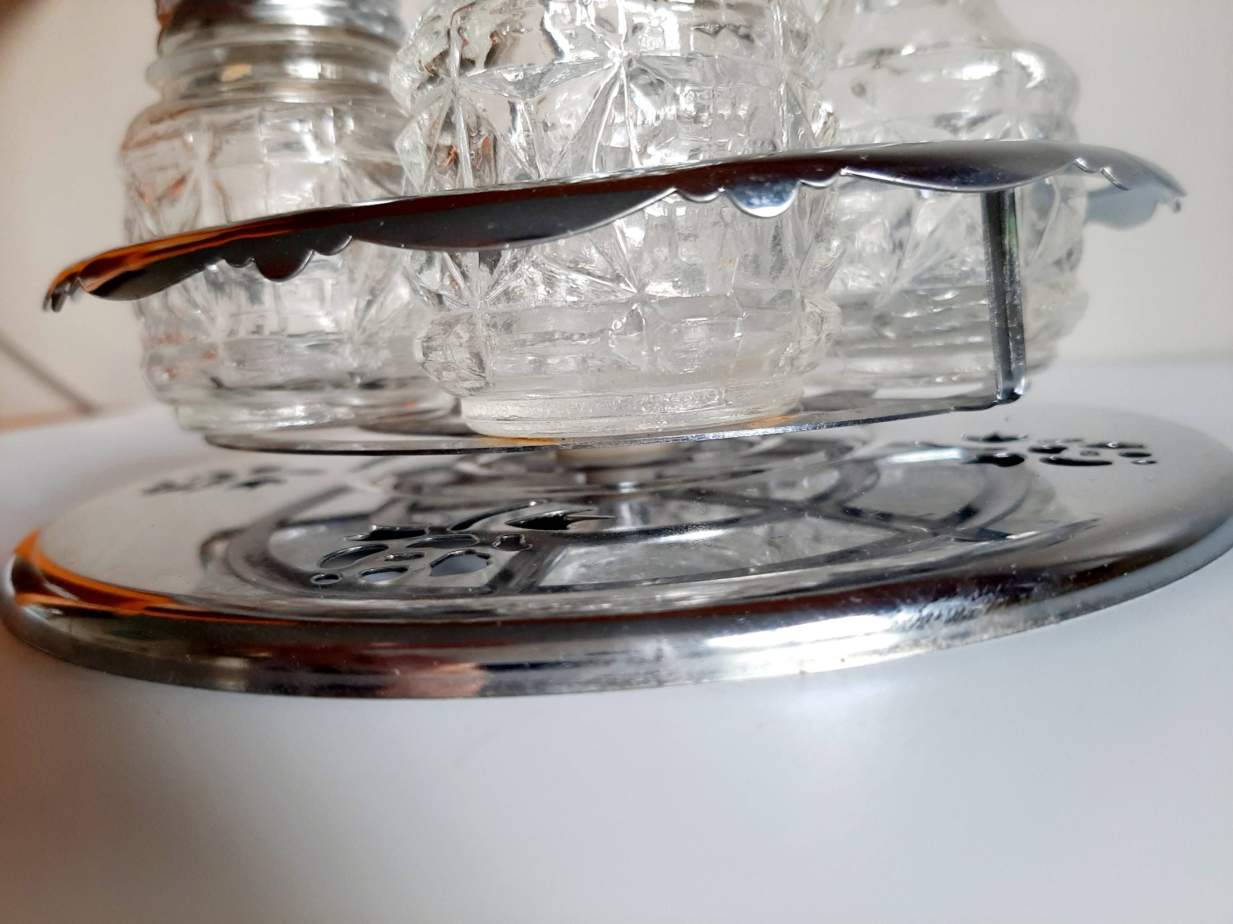 Salt and pepper servant