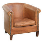 Fauteuil club en peau de mouton vintage dans une belle couleur cognac clair.