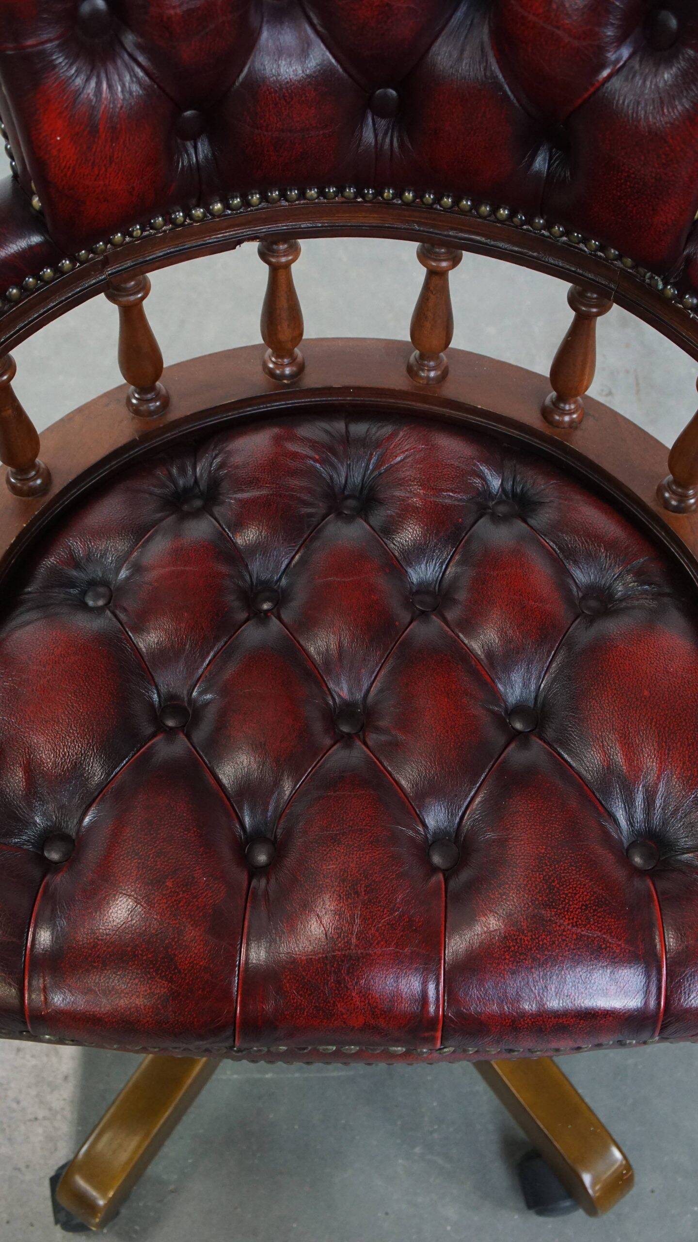 Fauteuil de bureau Chesterfield pivotant classique rouge en cuir de vachette sur roulettes