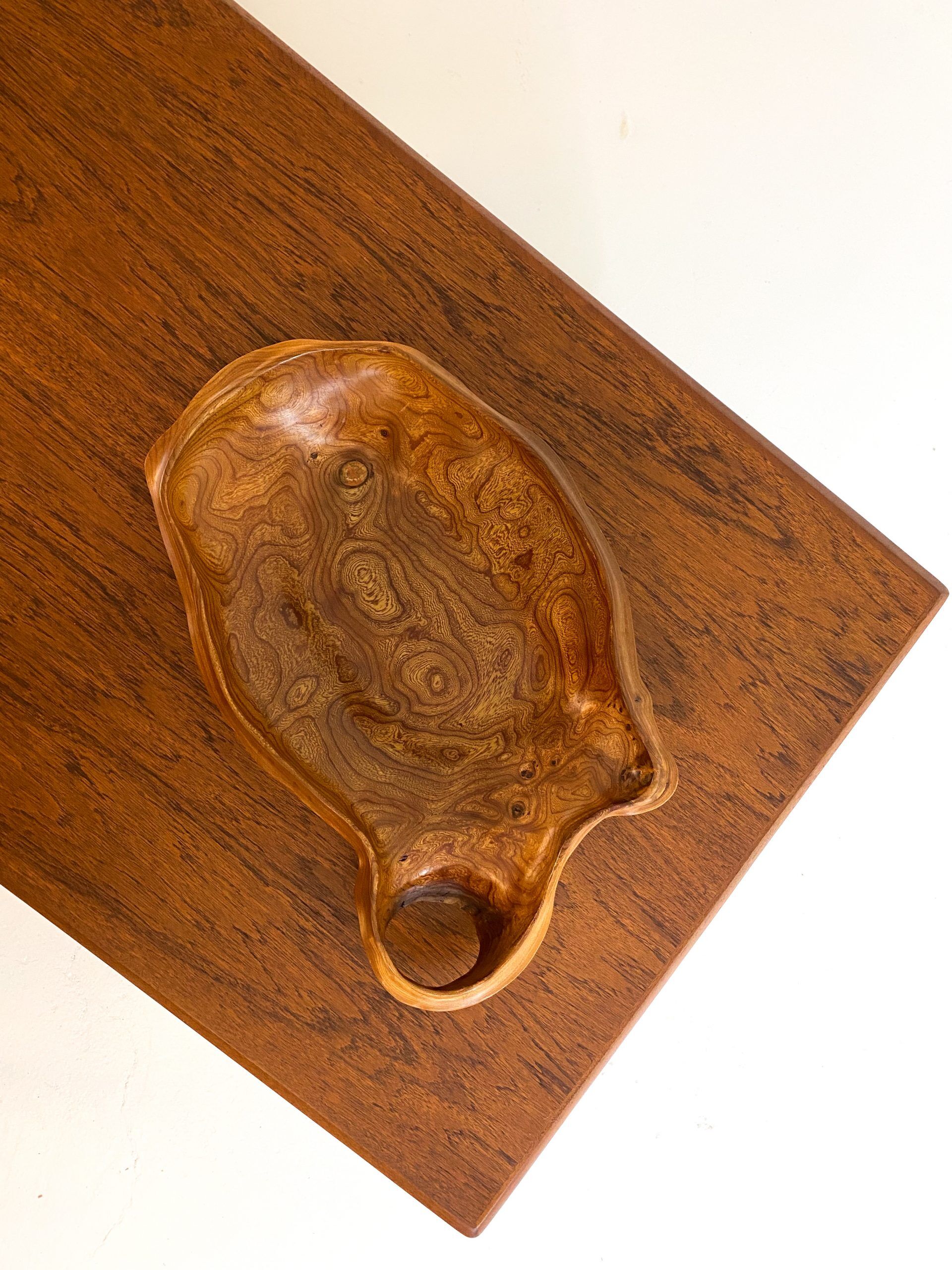 Vide poche, en bois massif et dense, artisanat suédois, années 30-50.