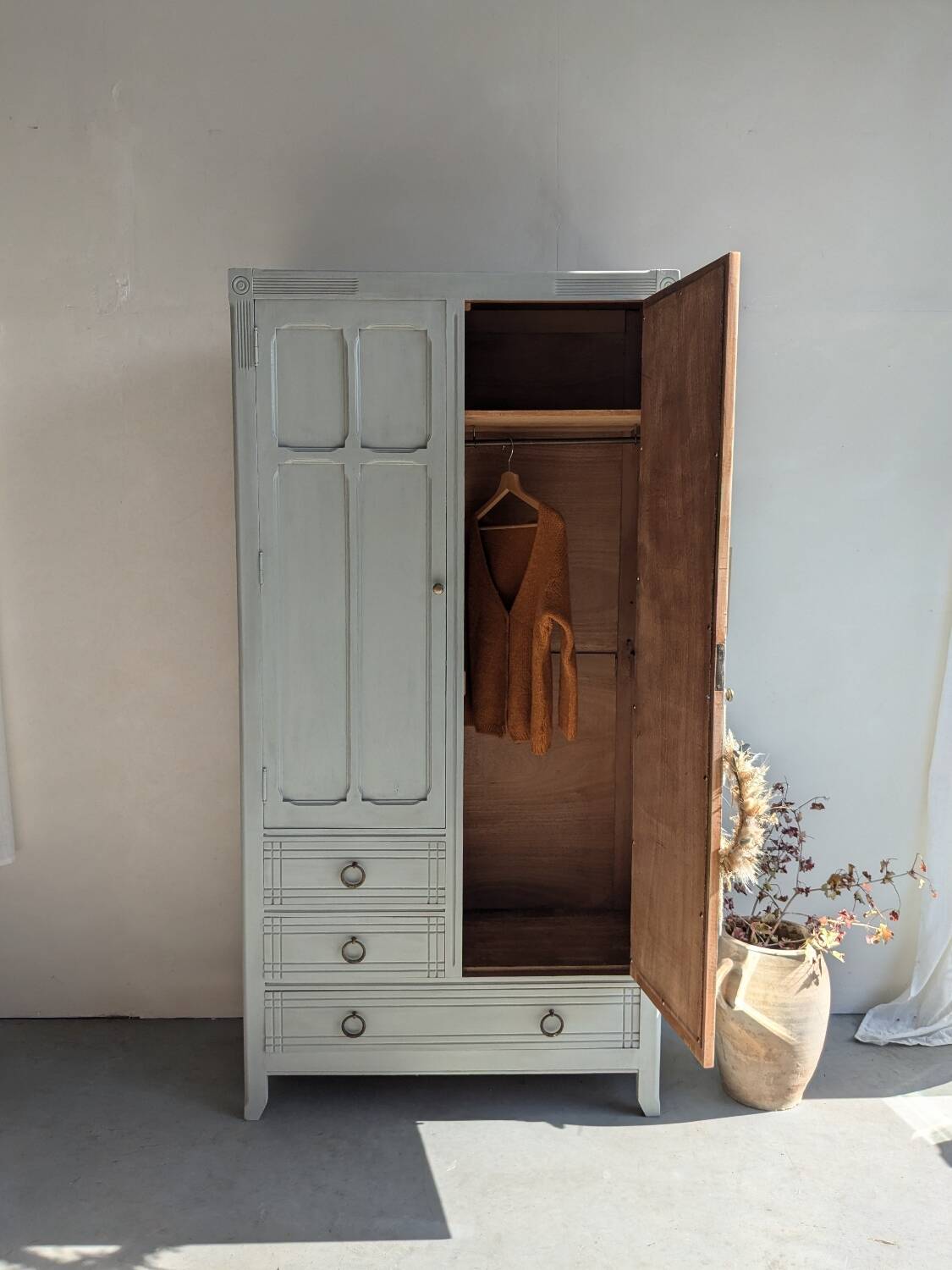 Armoire parisienne restaurée