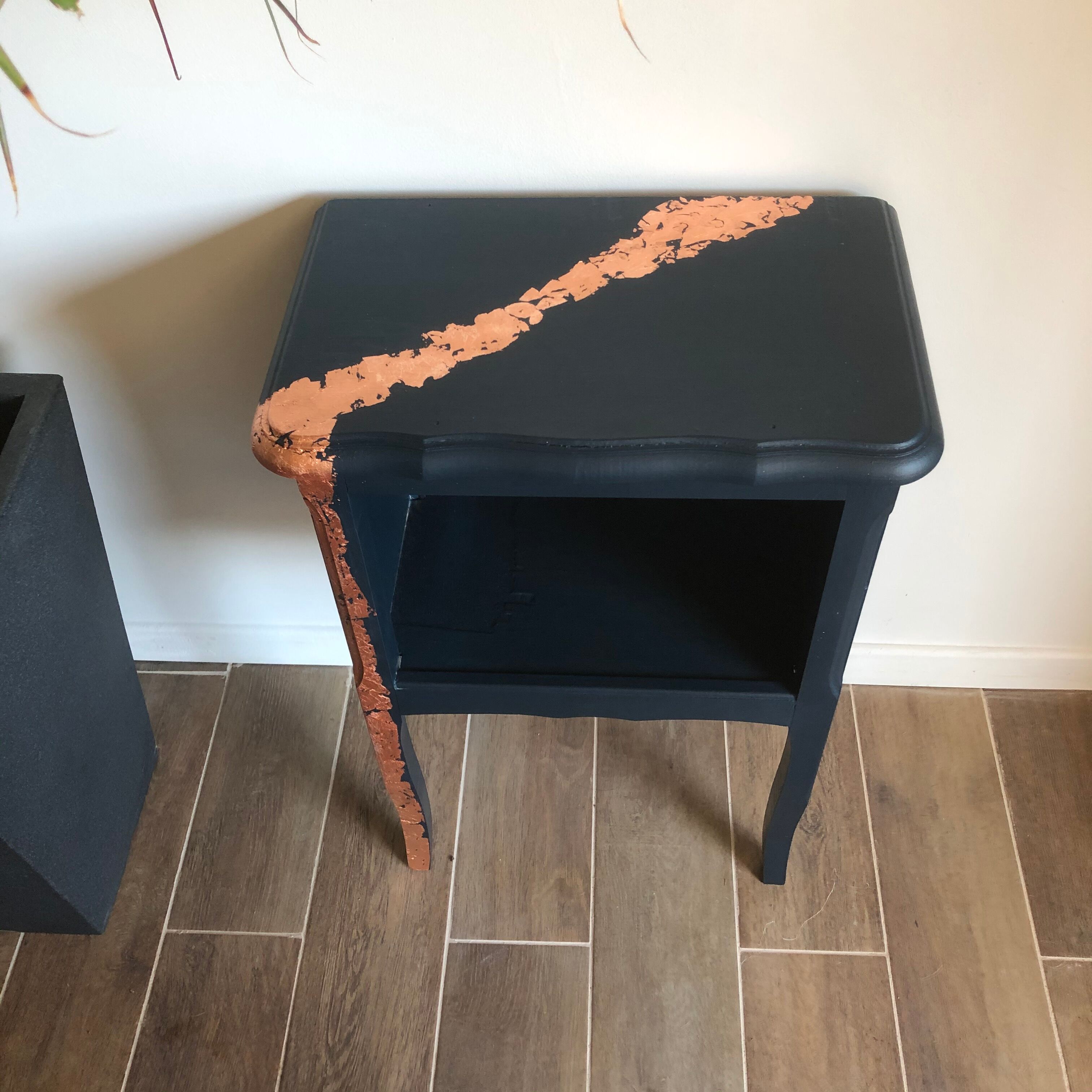 Meuble d'appoint doré à la feuille de cuivre