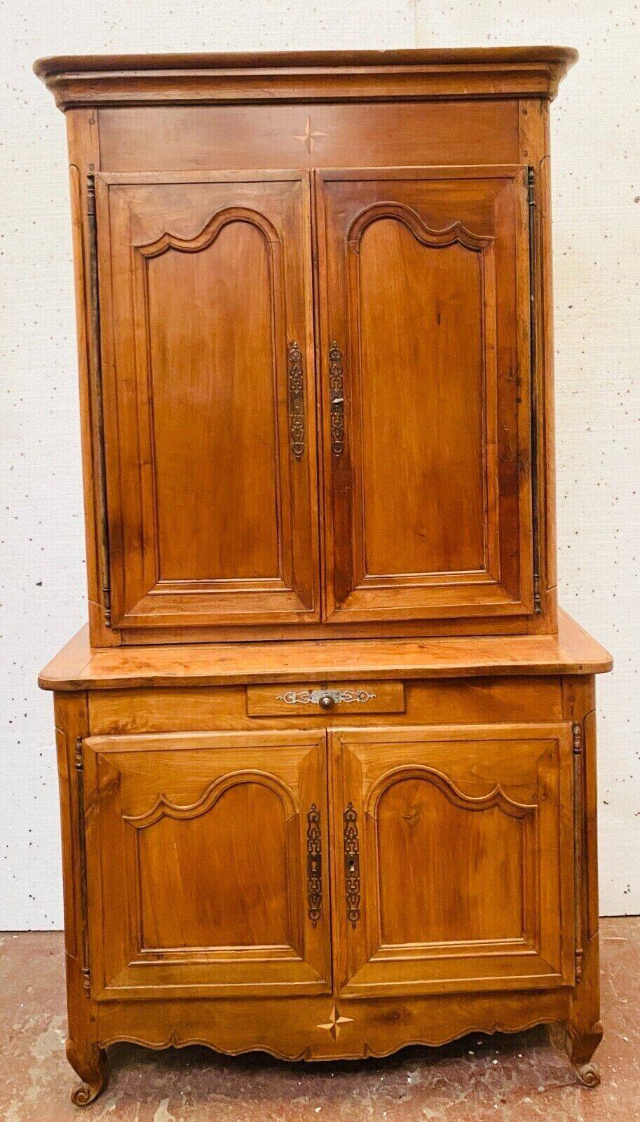 Buffet deux corps de style Louis XV en noyer massif XX siècle