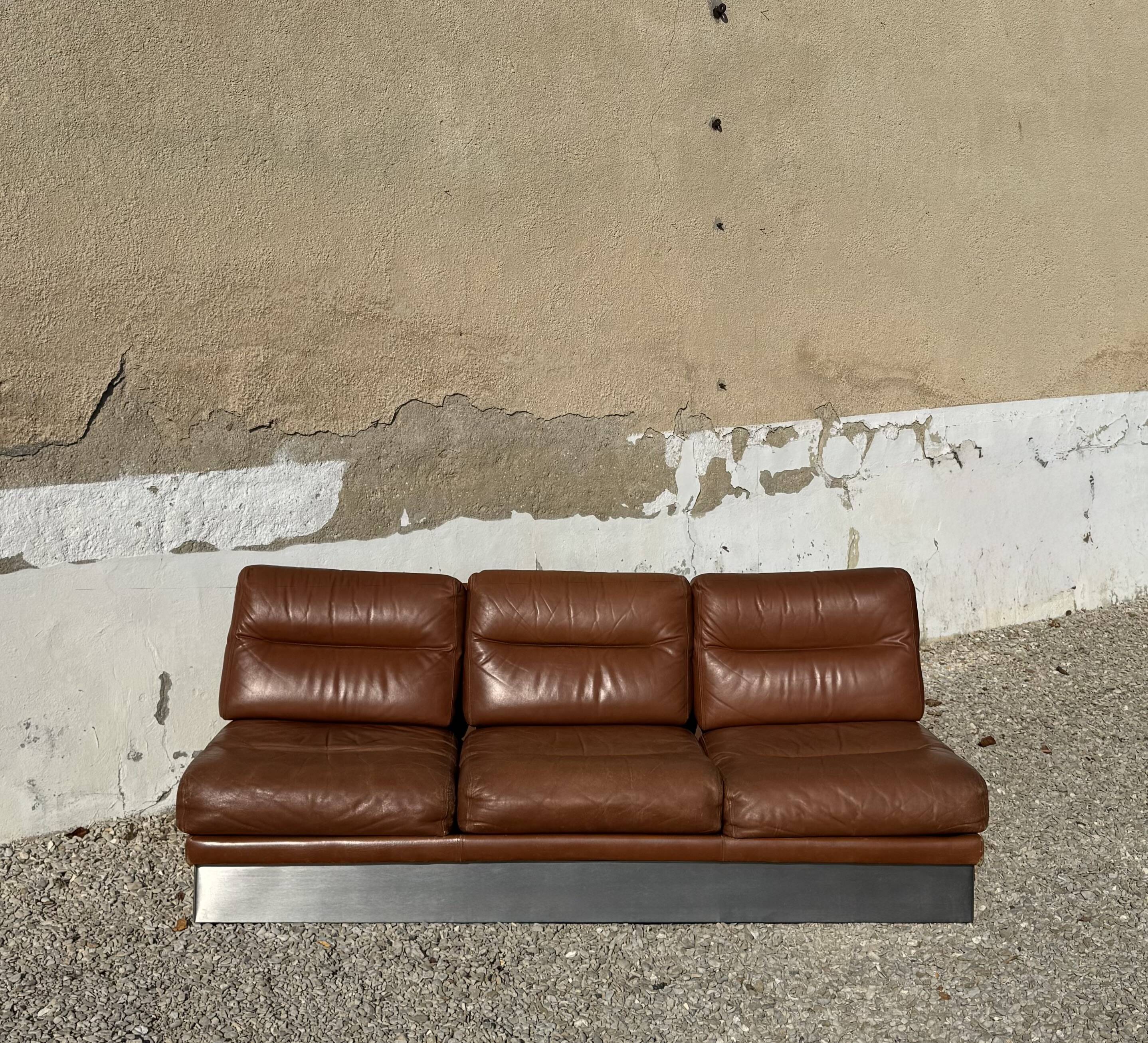 Canapé 3 places en aluminium brossé et cuir marron, France, 1970