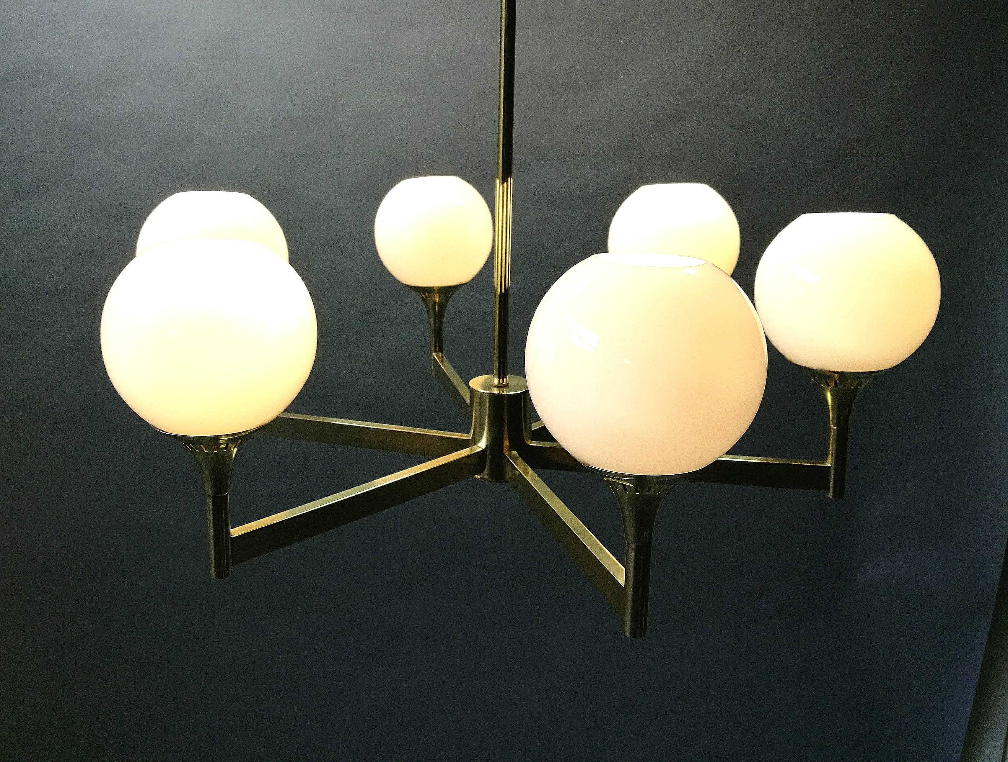 Lustre italien laiton et boules opaline blanche