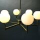 Lustre italien laiton et boules opaline blanche