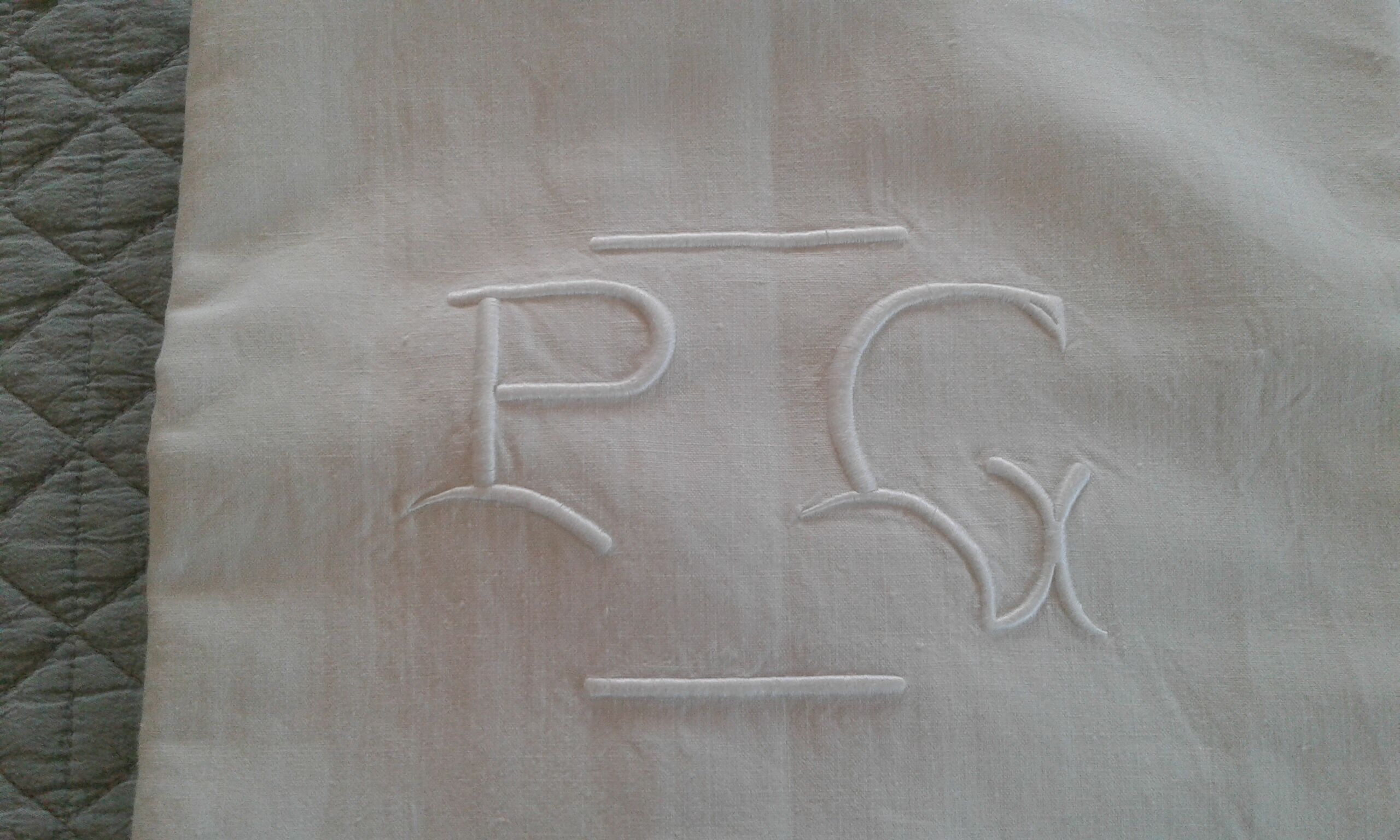 Ancient Drap. Métis,monogram PG