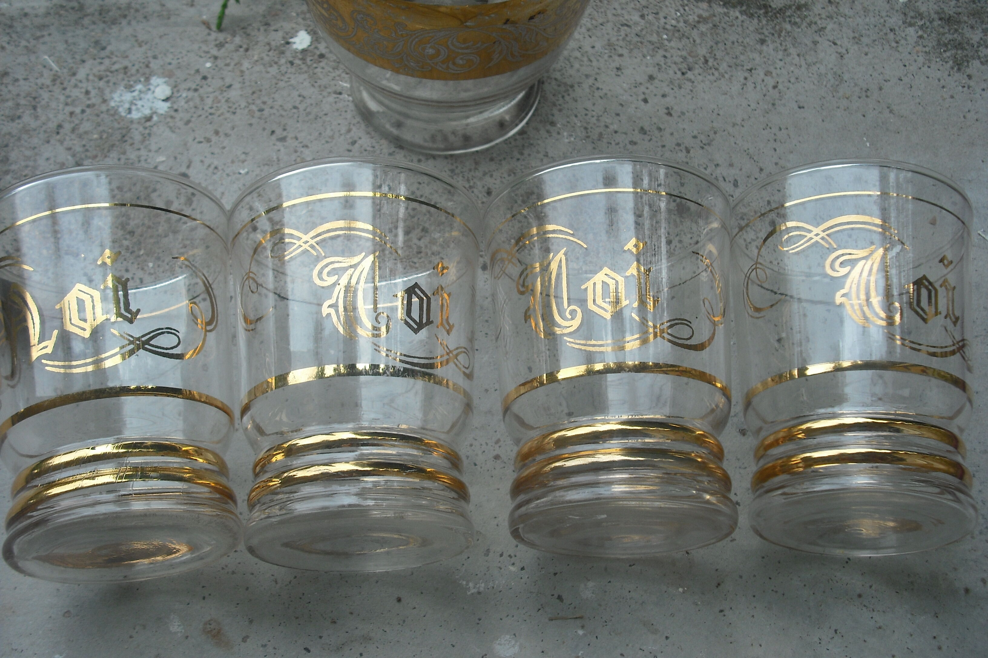 4 glasses engraved gold, one bottle