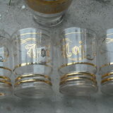 4 verres gravés or, un flacon