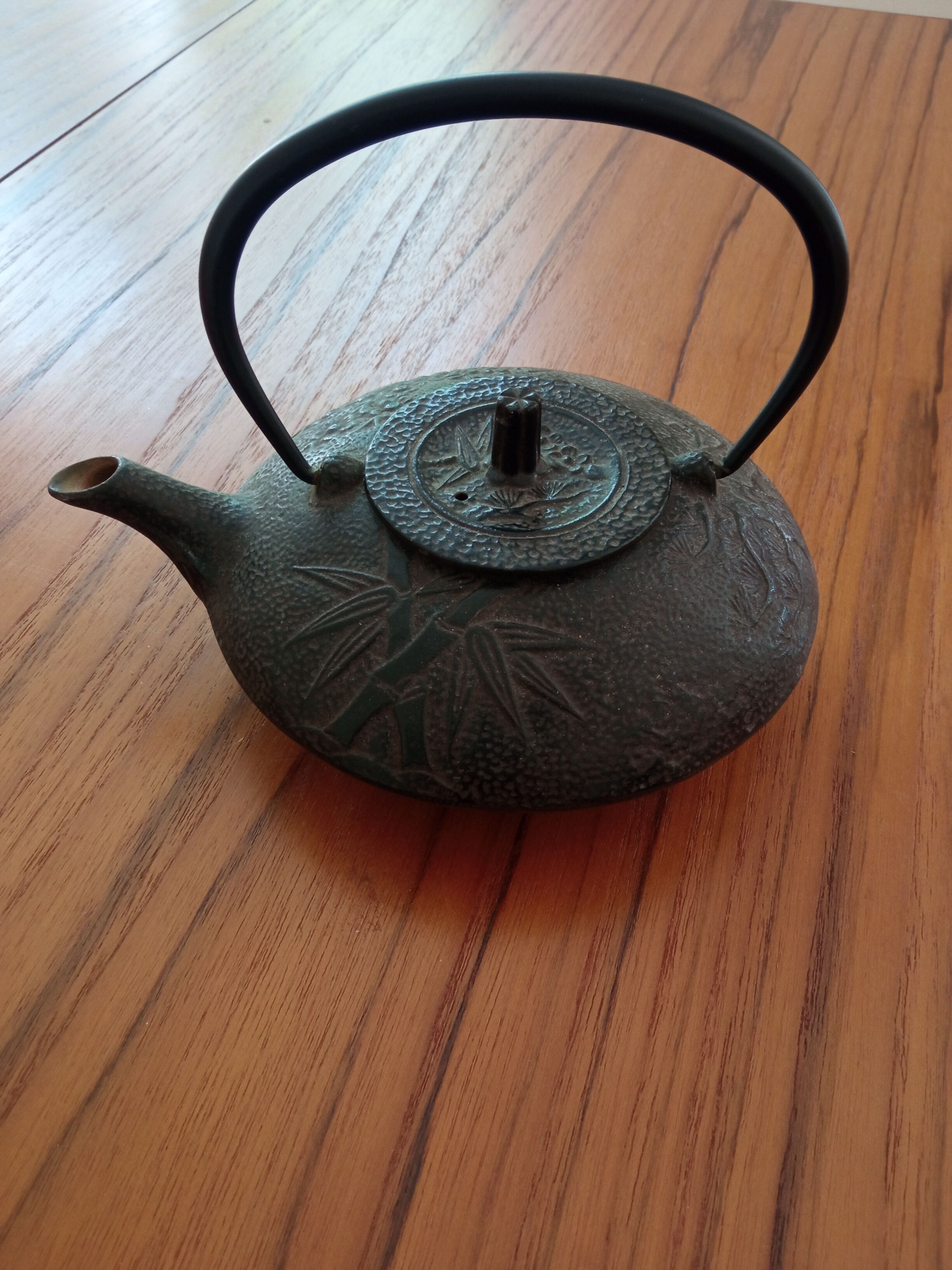 Théière japonaise en fonte tasses et soucoupes
