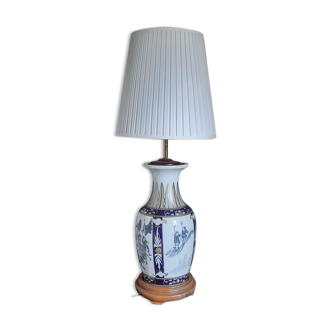 Chinese-decorated lamp