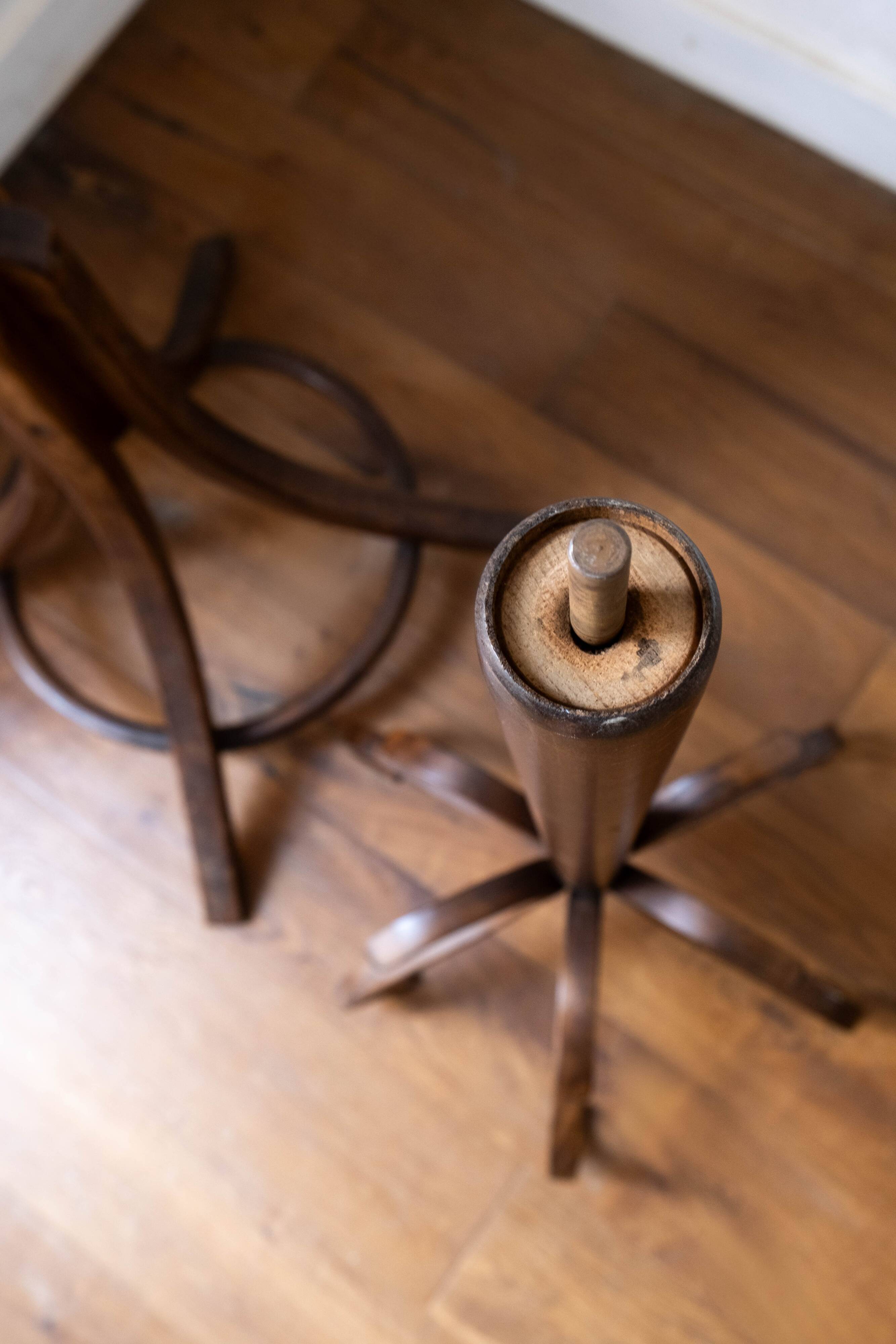 Baumann swivel parrot coat rack, dark wood.