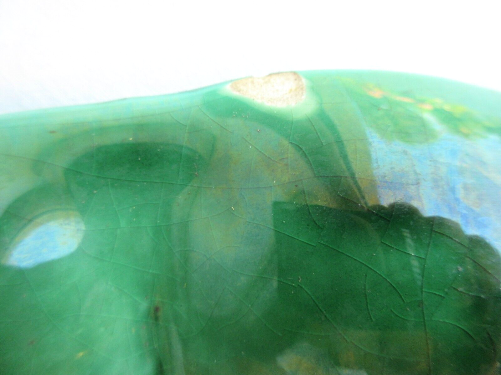 Art Deco oyster dish in green slip signed Sarreguemines DV, 12 oysters