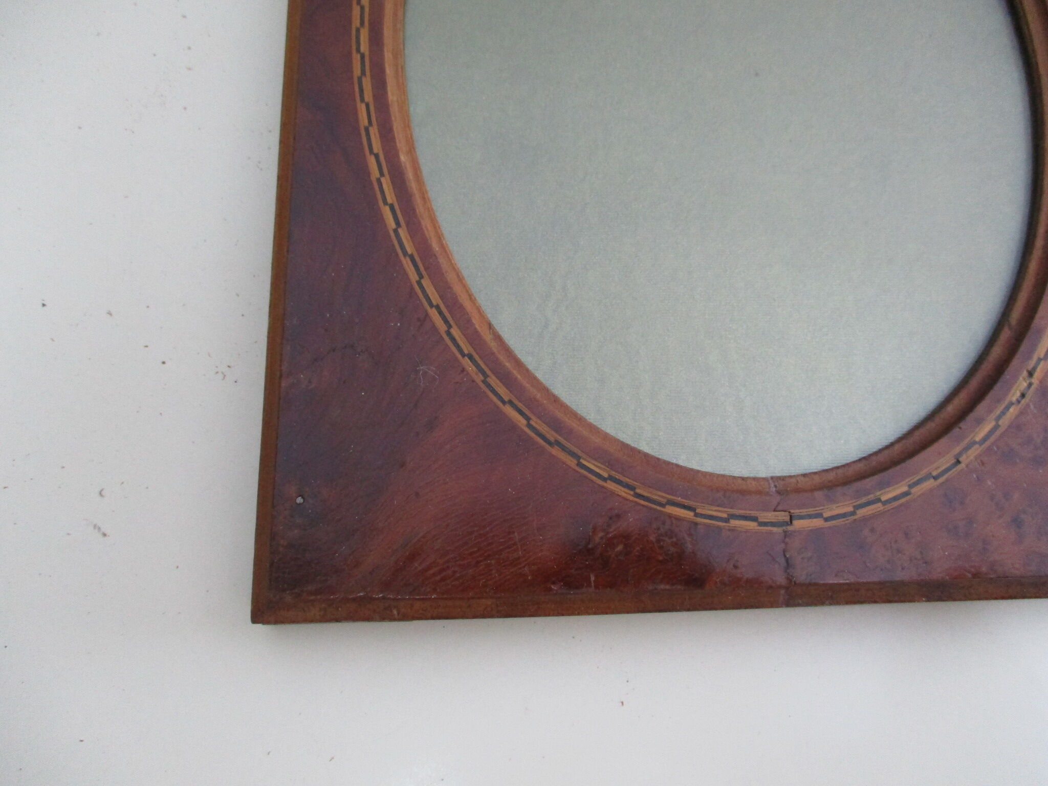 Encadrement en loupe et marqueterie