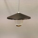 Lampe suspendue en verre avec abat-jour en métal laqué noir et base en laiton.