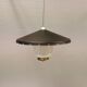 Lampe suspendue en verre avec abat-jour en métal laqué noir et base en laiton.