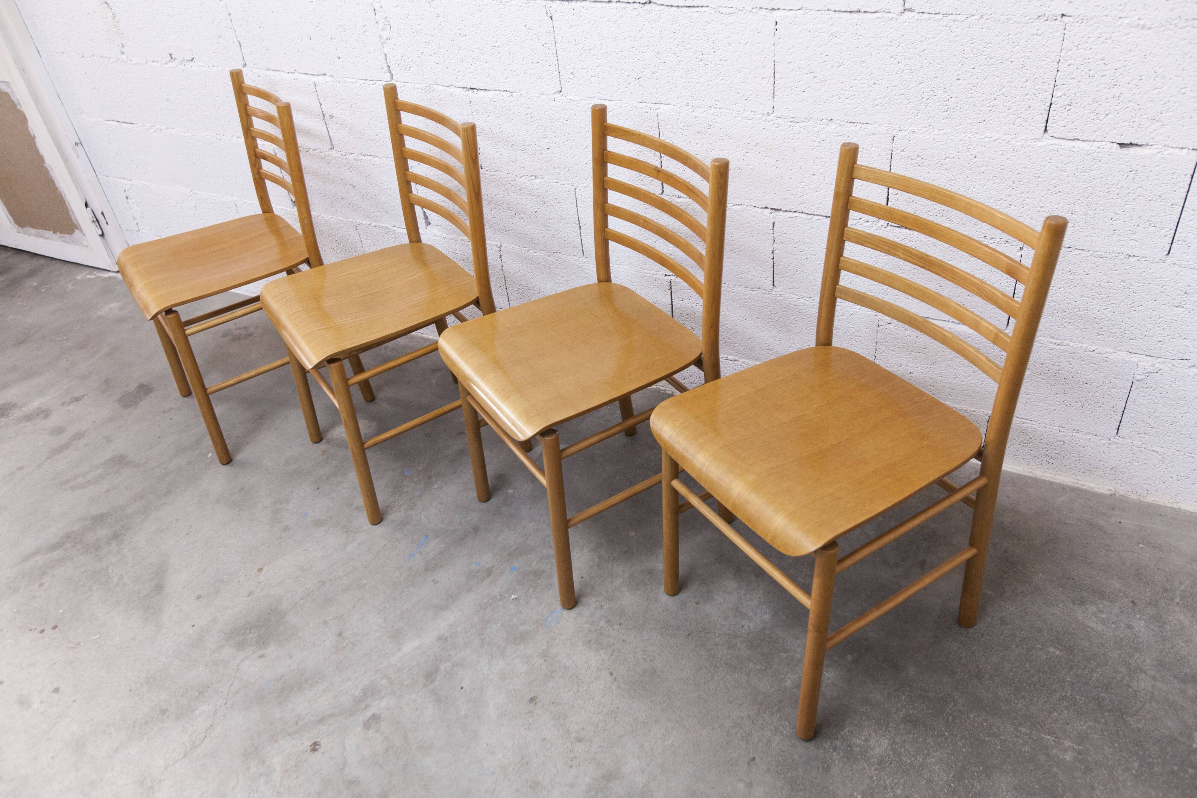 Danish ensemble transformable table 114 cm / 154 + 4 modernist chairs from the 1970s.