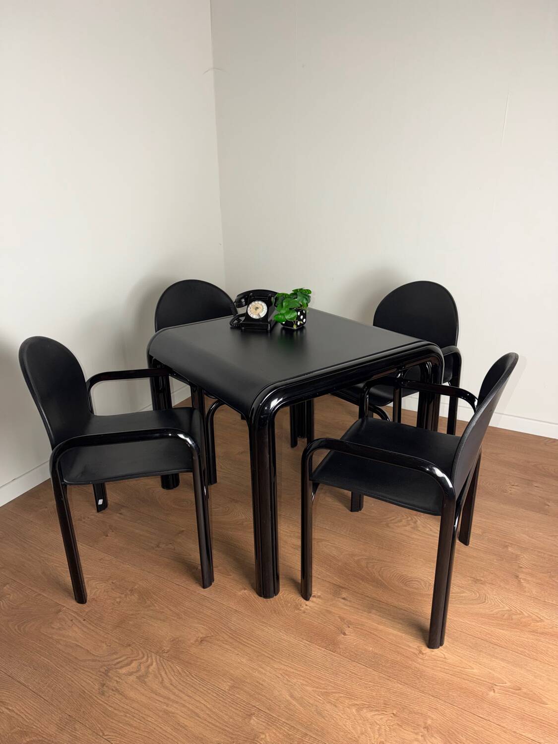 Knoll Orsay set – table & 4 chairs – black lacquered steel & faux leather