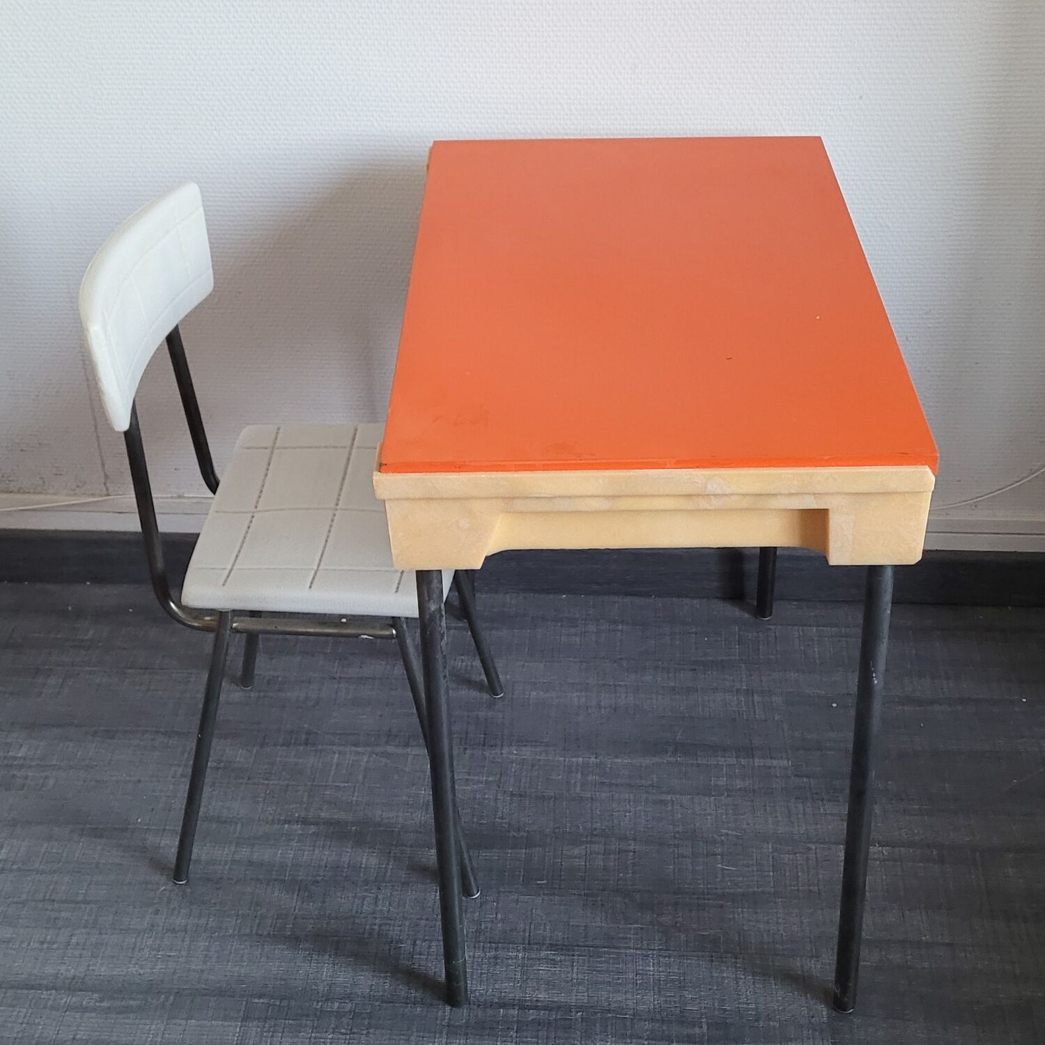 Bureau enfant orange avec chaise 70s