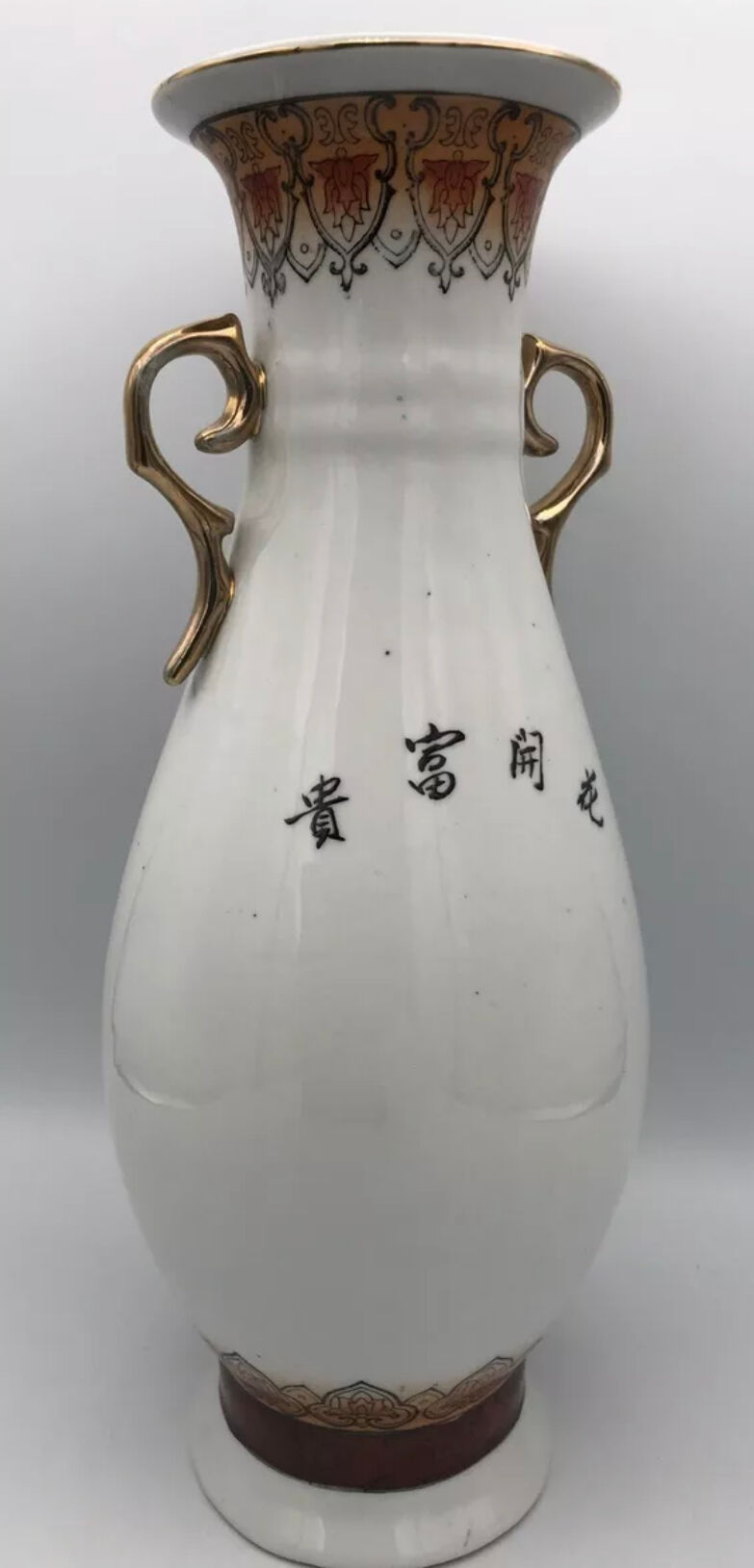 Vase in asian porcelain decorated with birds