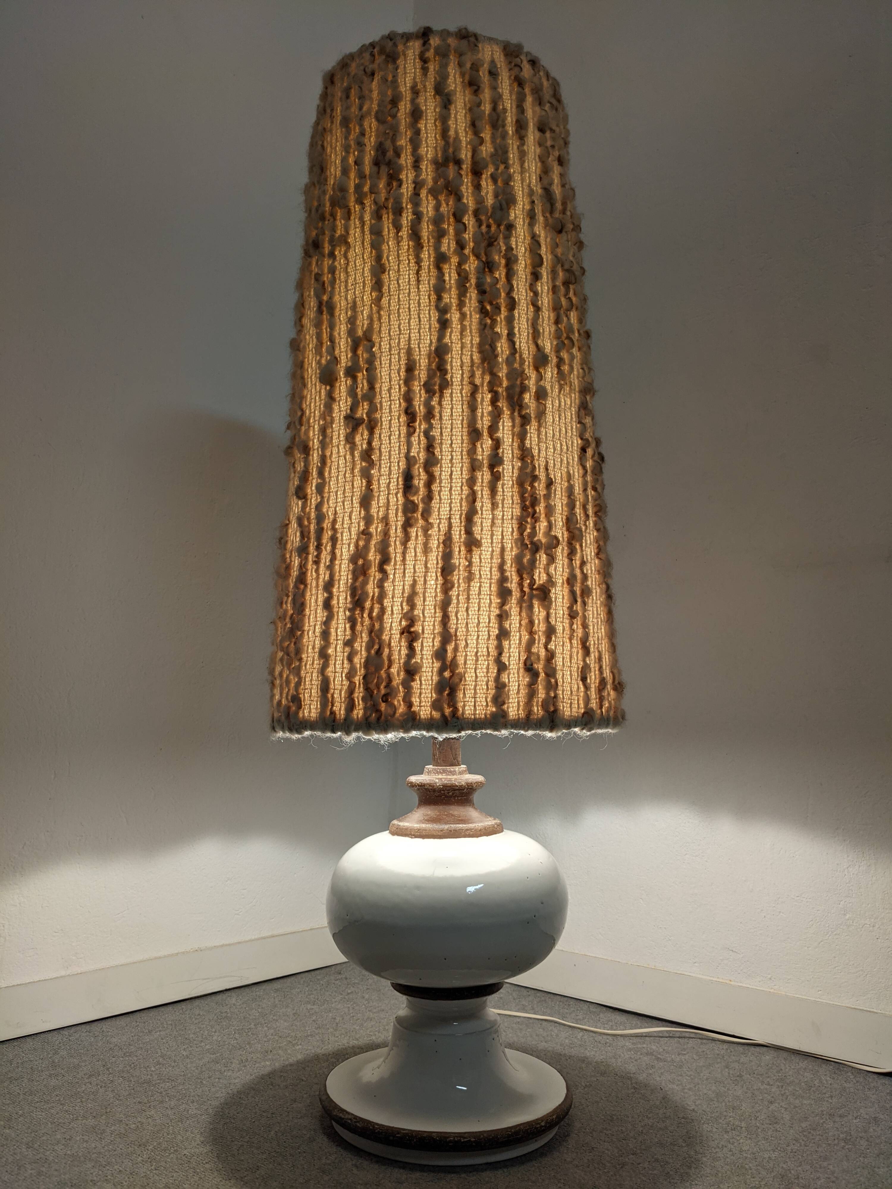Lampe de sol en grès émaillé blanc et abat-jour en laine, années 60-70