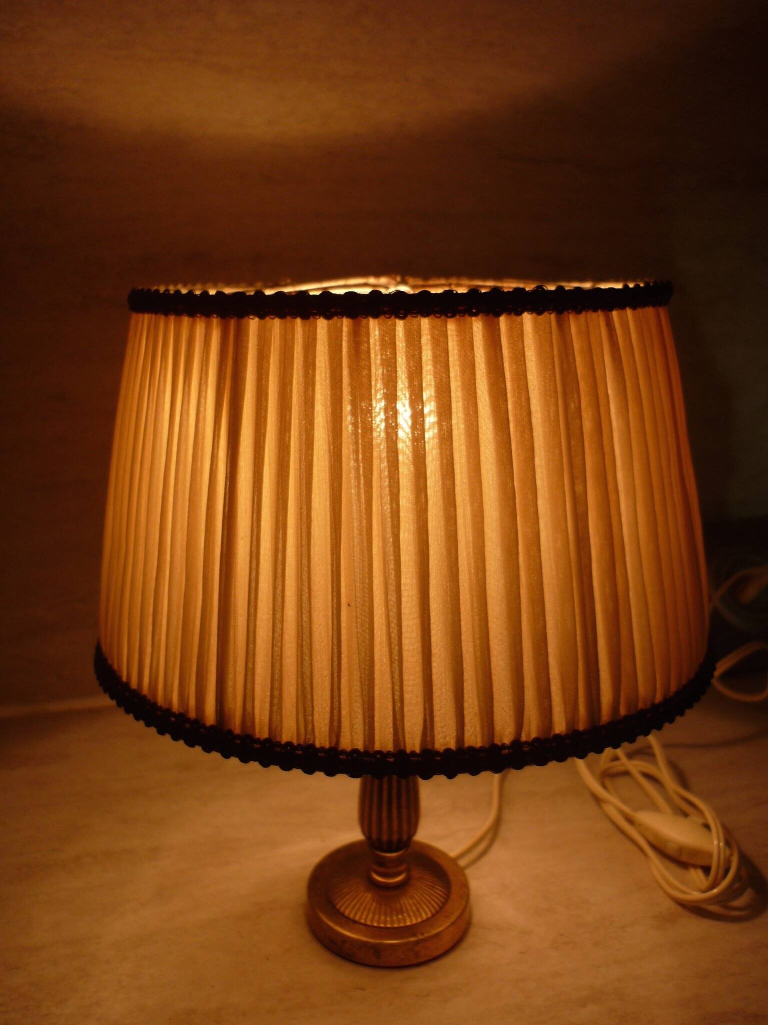 Empire style lamp in golden brass with pleated shade