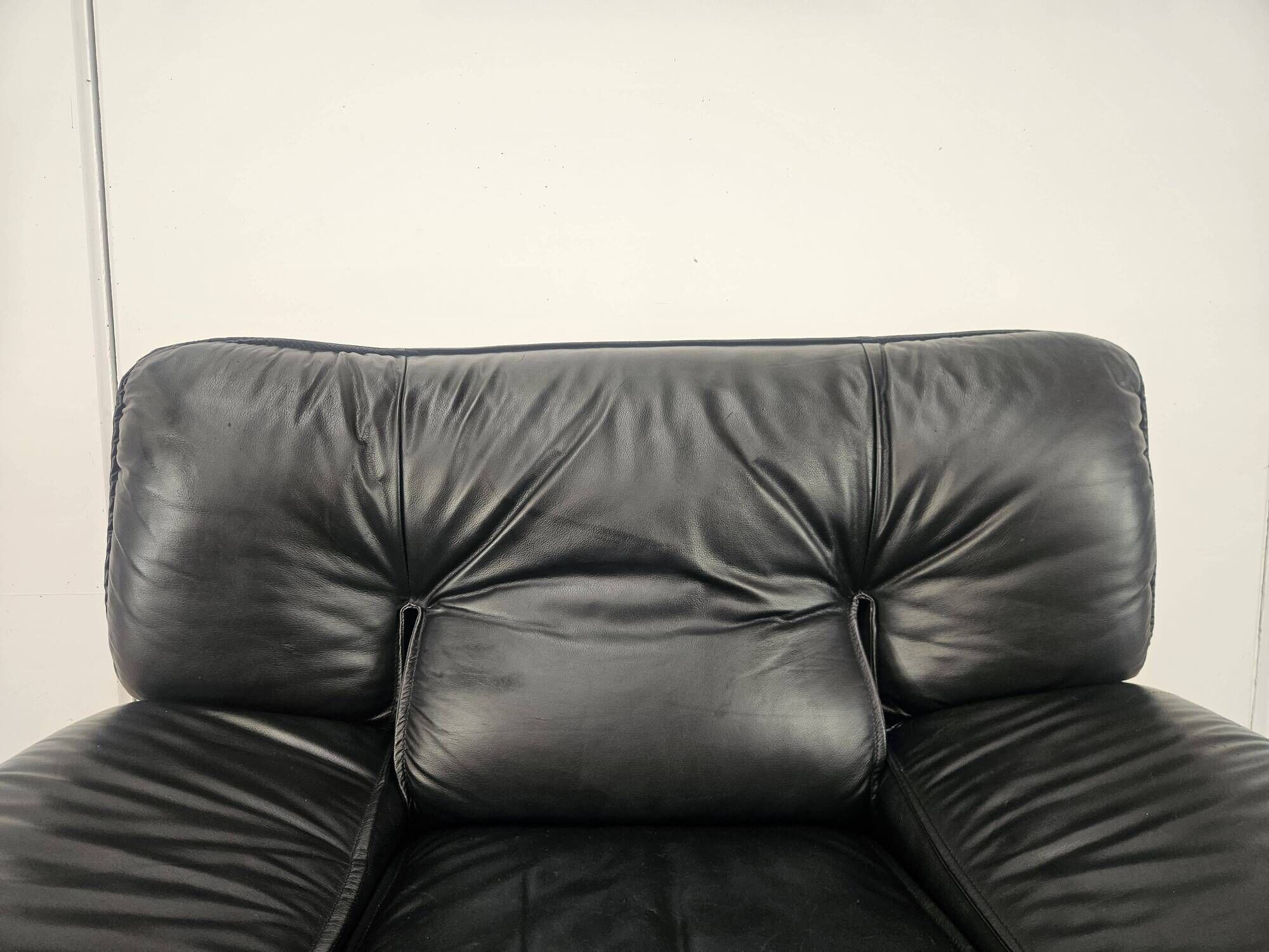 Red and black leather armchair by Nicoletti Salotti