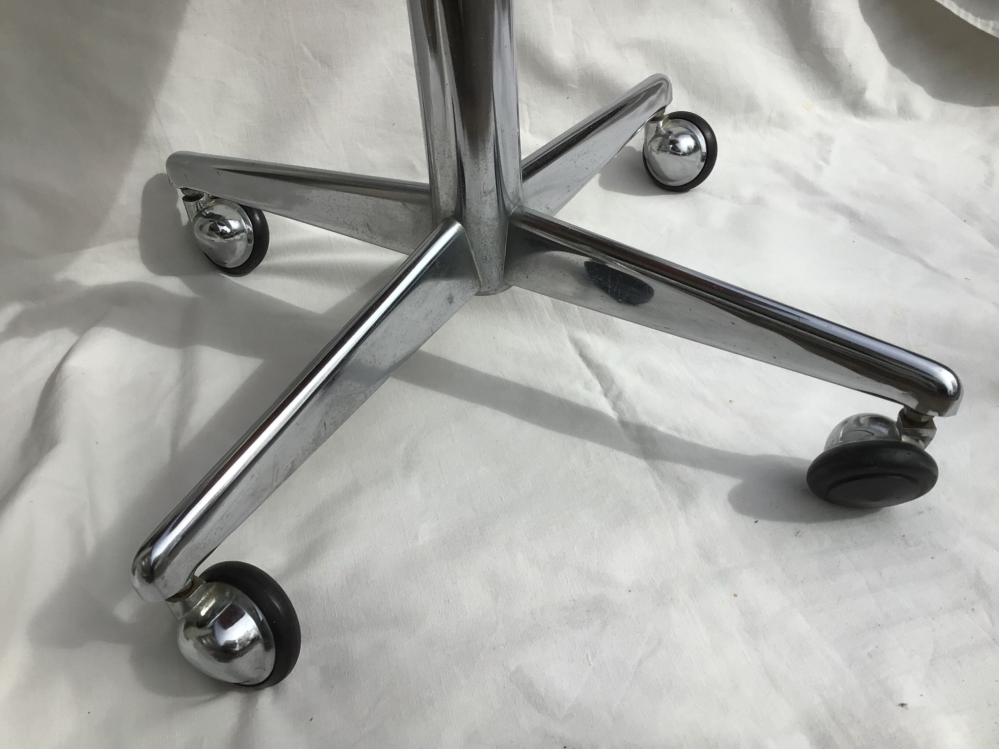 Adjustable swivel desk chair with 70's wheels