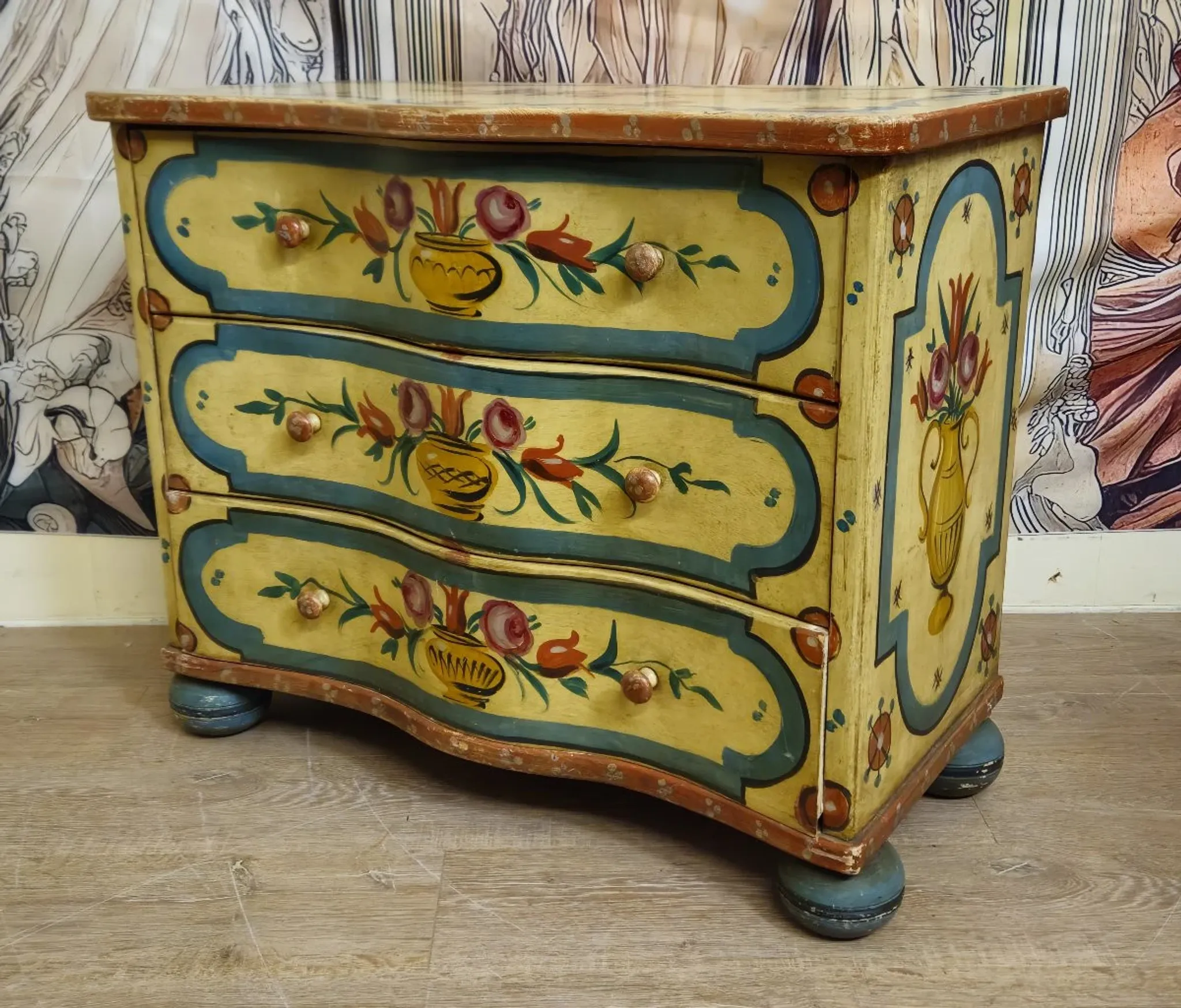 Painted commode, curved in Venetian Louis XV style – 20th century.