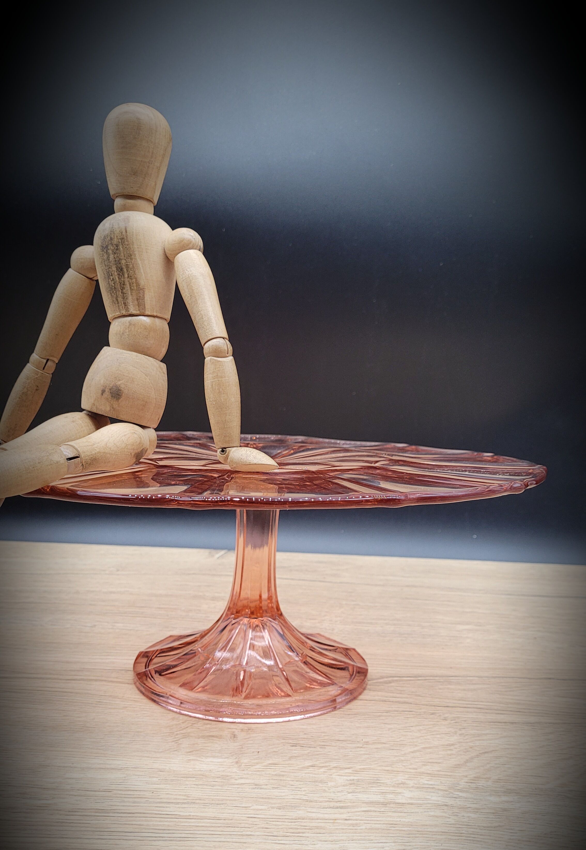 Dish cake or pie on foot