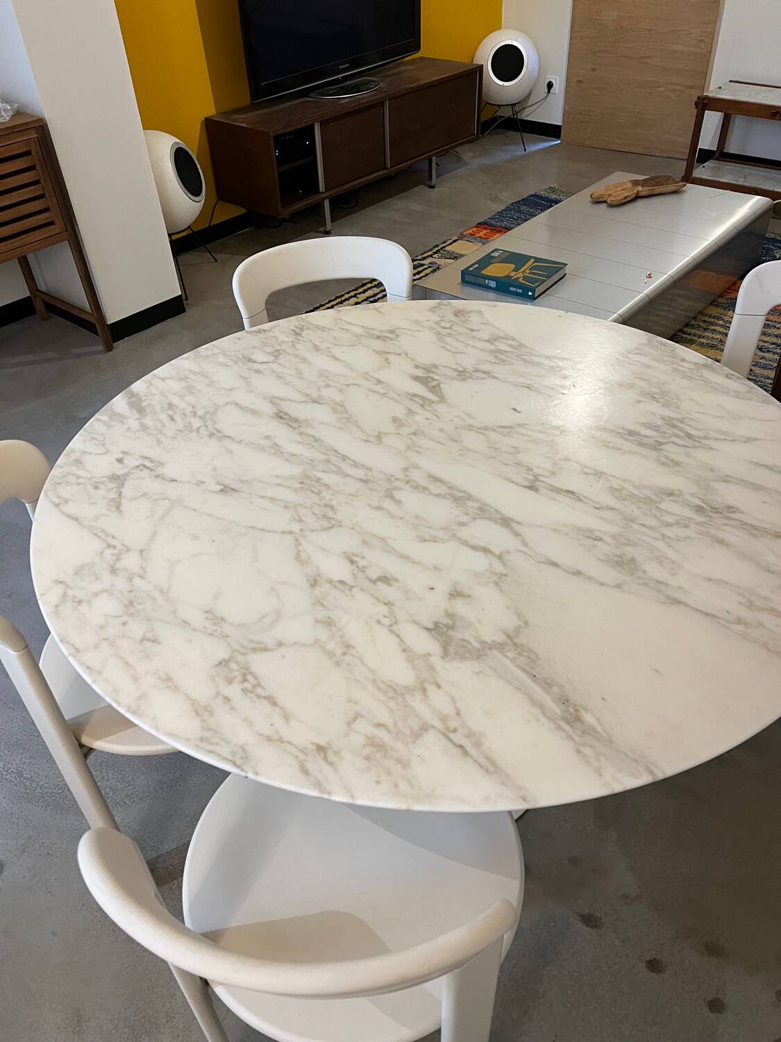 Florence Knoll round table, marble top and tulip base, circa 1960, Eero Saarinen