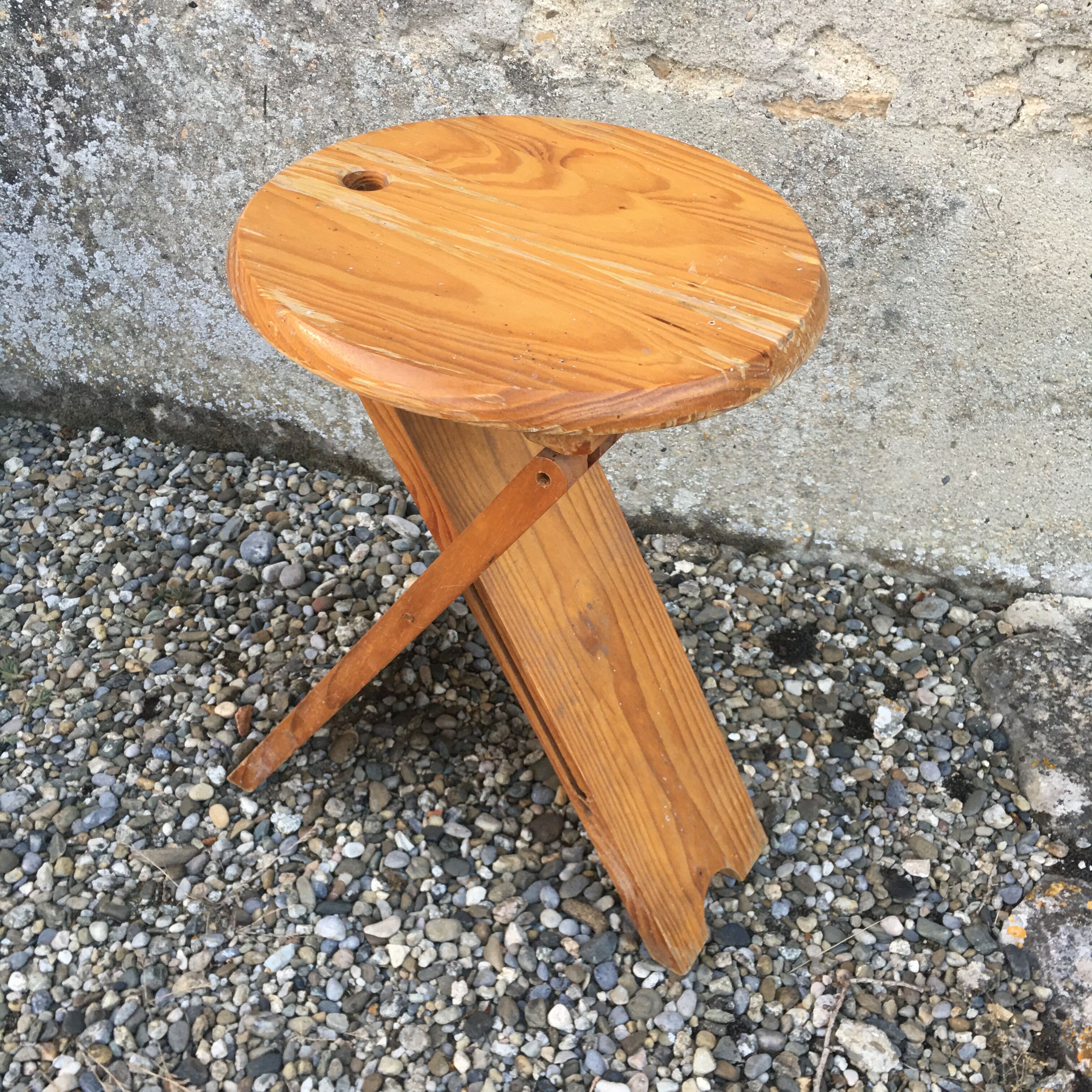 Tabouret pin massif pliable design Adrian Reed, modèle "suzy"