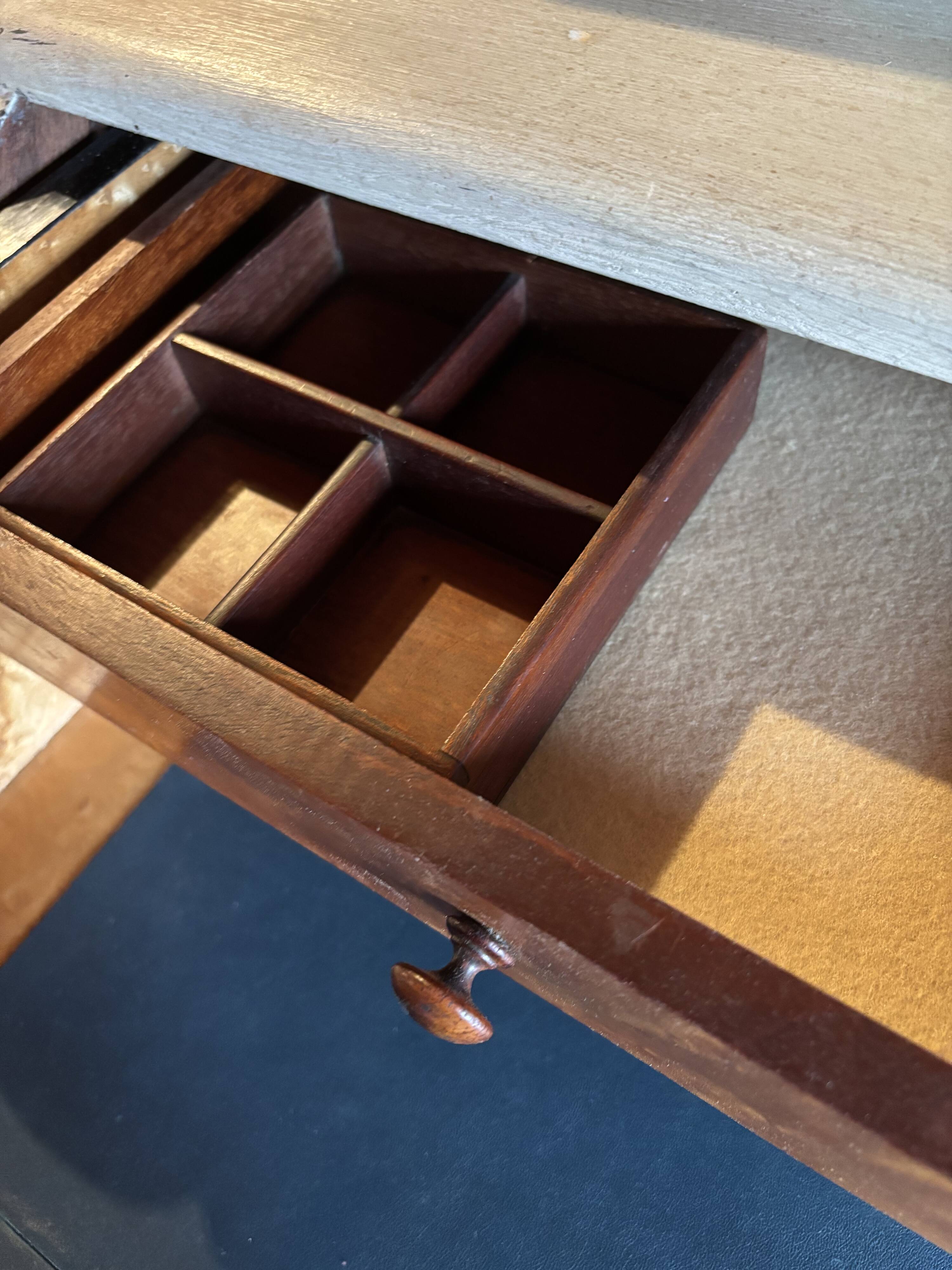 Cylinder desk, between light and the gentleness of time