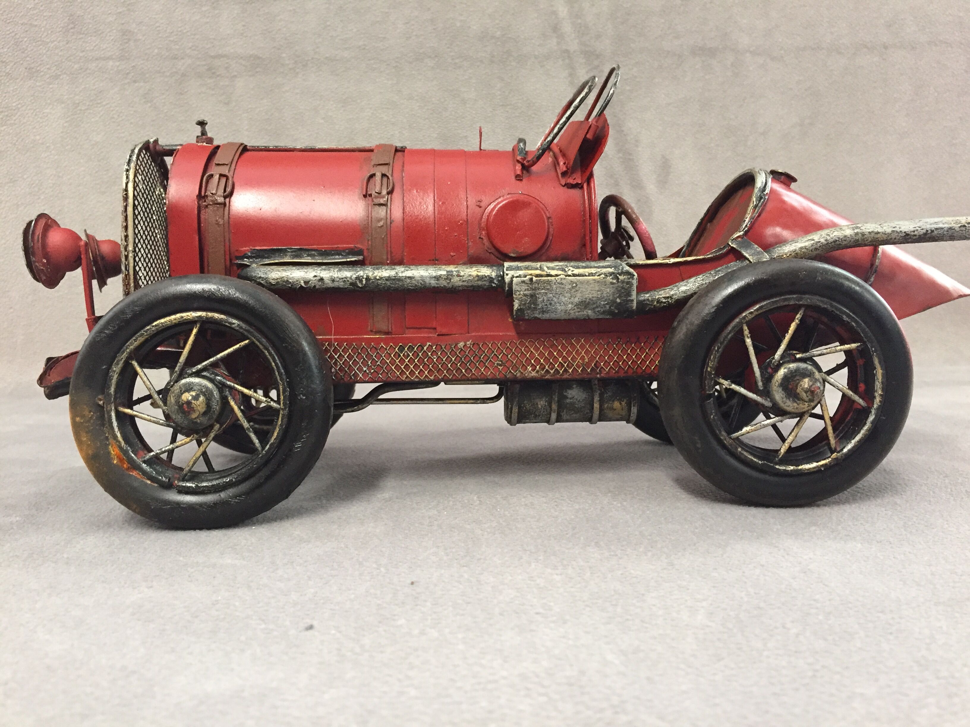 Model reproduction old car bugatti 1920 tin metal