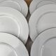 Lot de 12 assiettes plates en porcelaine blanche double liseré argenté