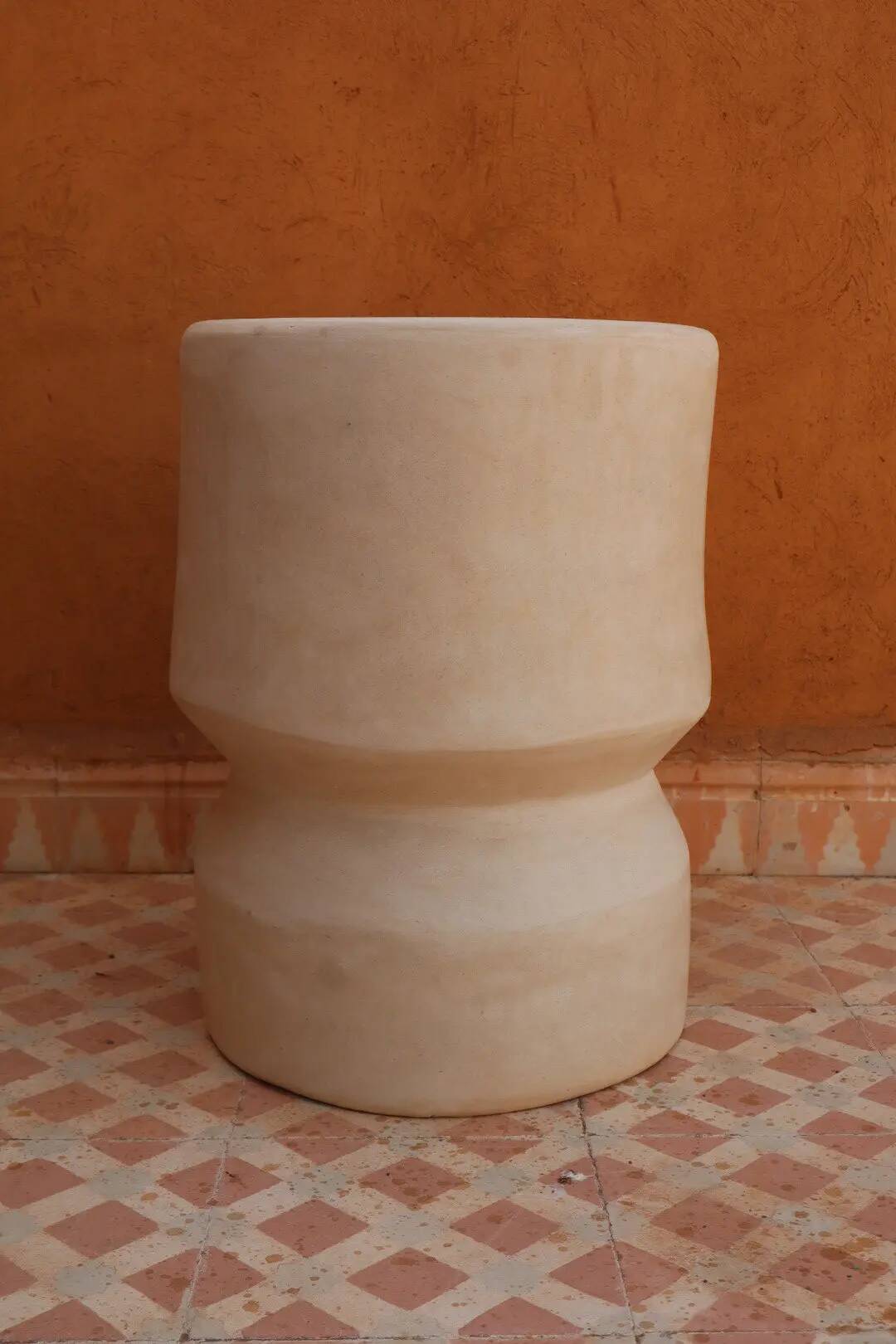 Sculptural side table in tadelakt