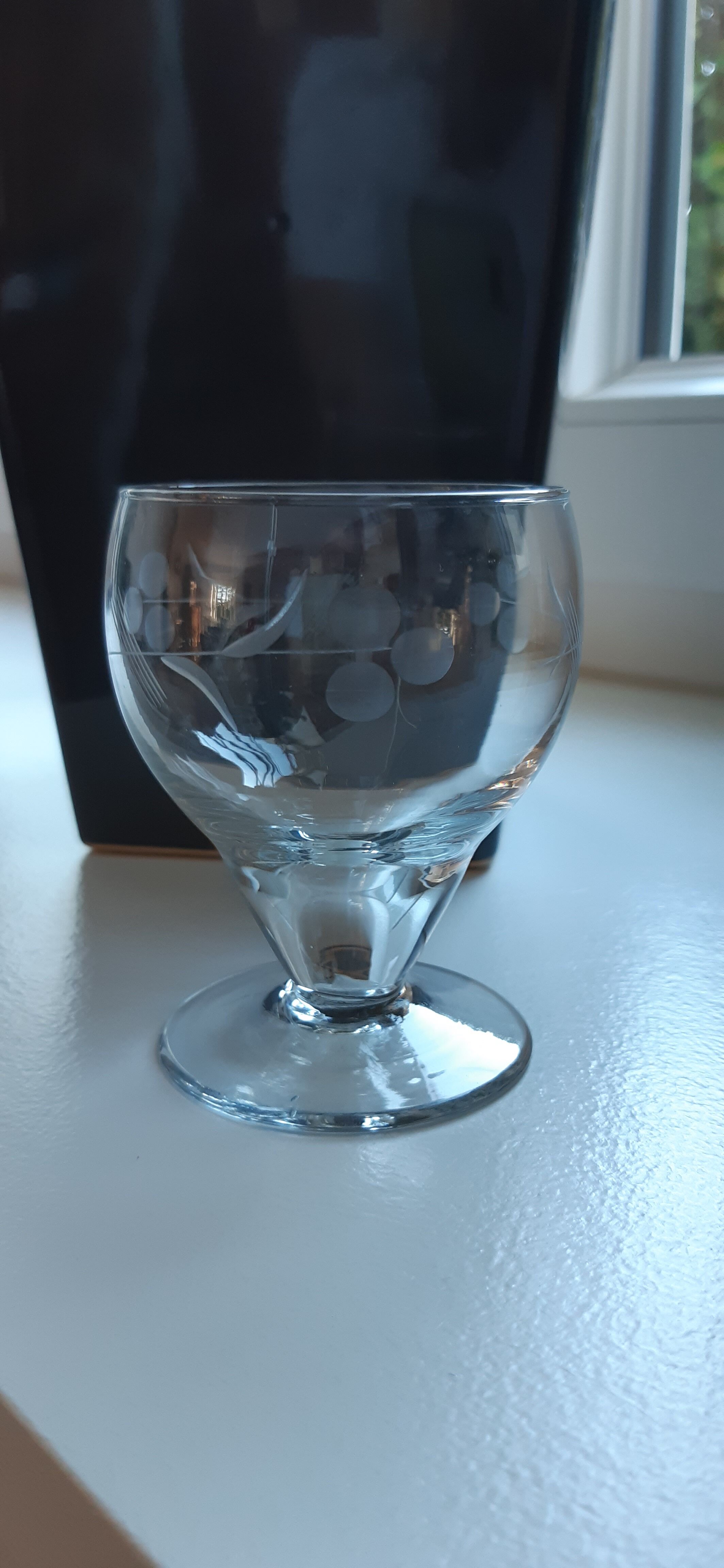 Set of 8 50s wine glasses in engraved crystal